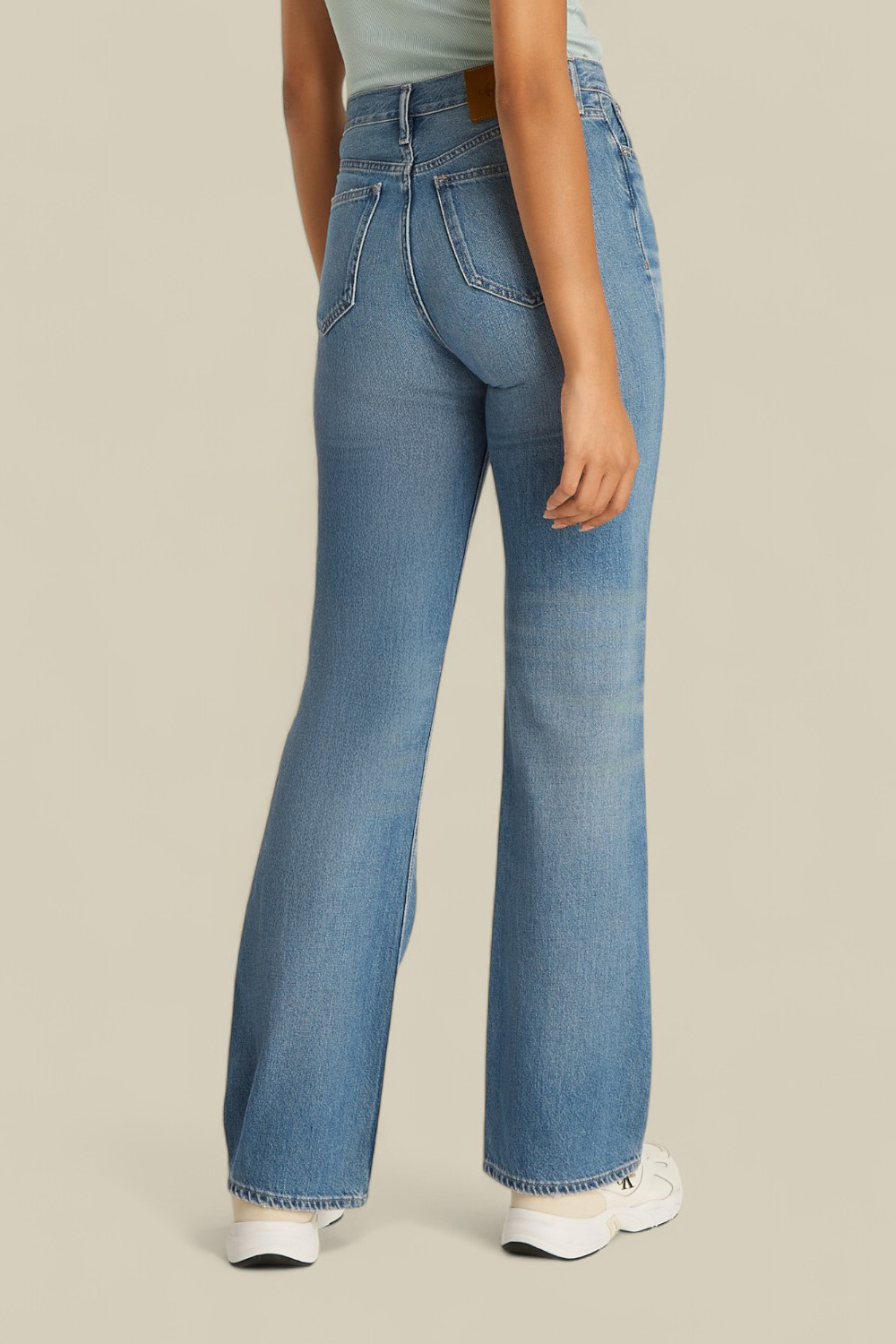 תמונת דוגמן אחורית של מכנסי ג'ינס בגזרה מתרחבת