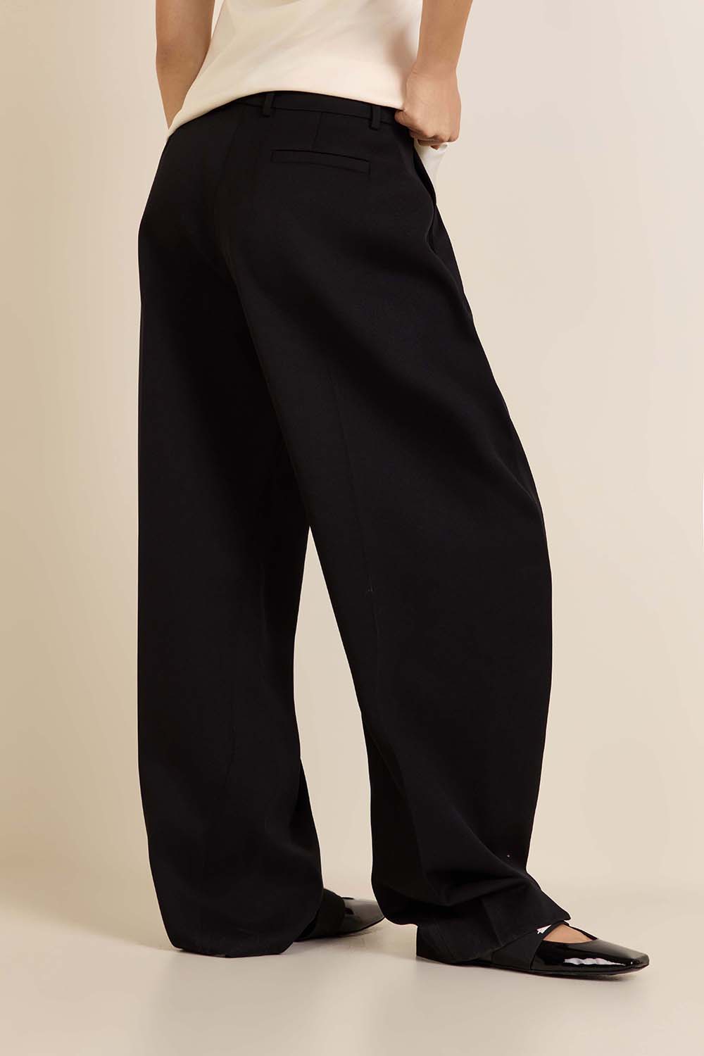 תמונת דוגמן אחורית של מכנסיים מחוייטים