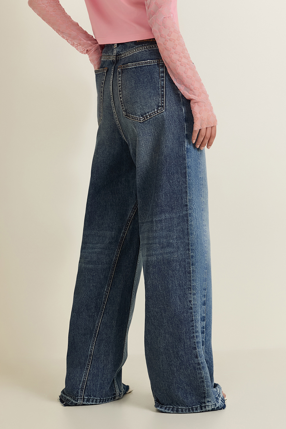 תמונת דוגמן אחורית של מכנסי ג'ינס בגזרה רחבה