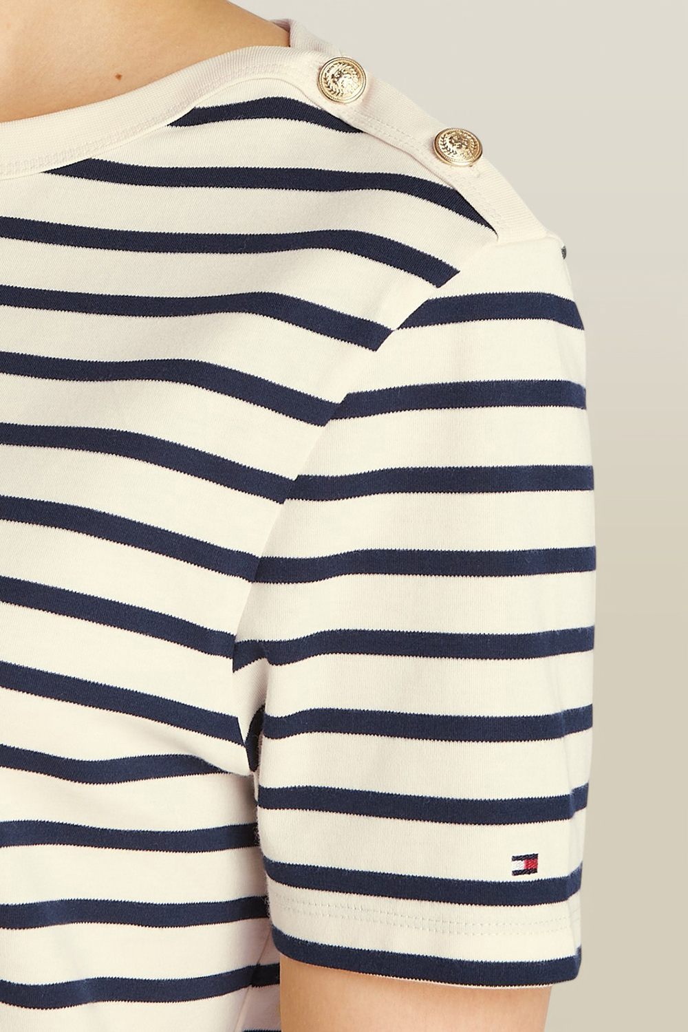 תמונת תקריב דוגמן של חולצת טי