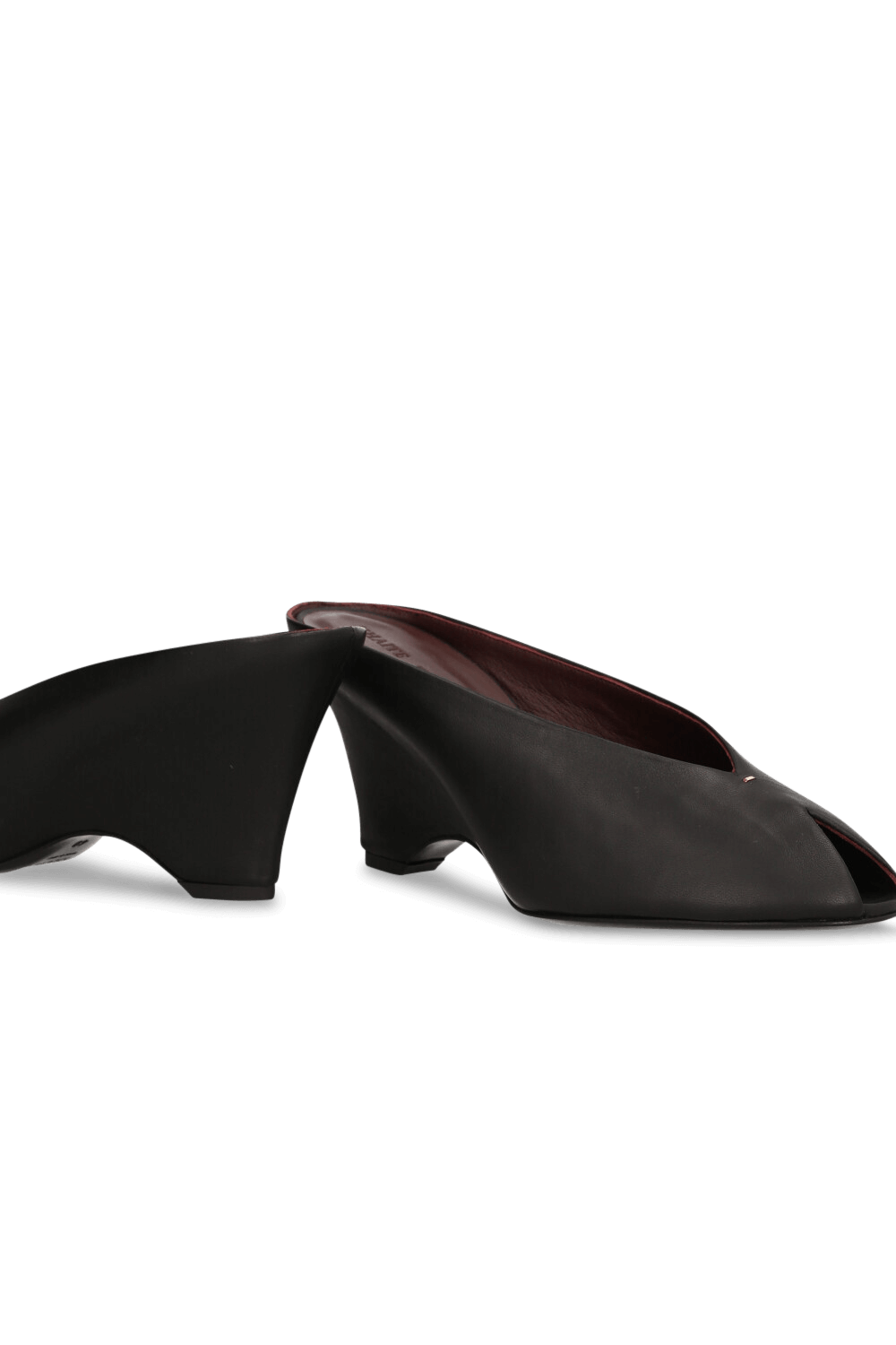 תמונת תקריב של נעלי מיולס