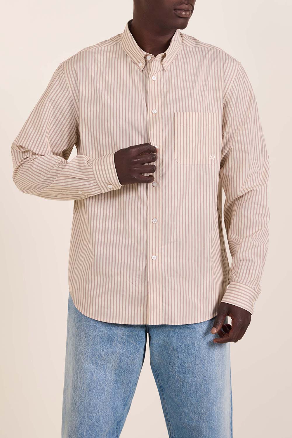 תמונת דוגמן קידמית של חולצת כפתורים