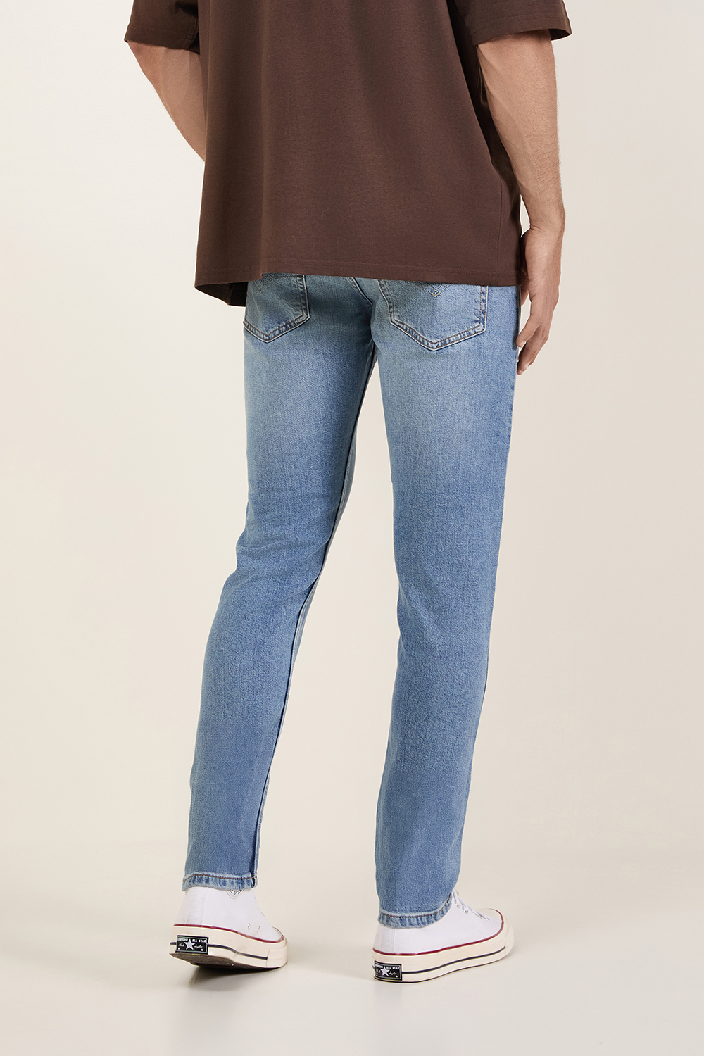 תמונת דוגמן אחורית של מכנסי ג'ינס סלים פיט