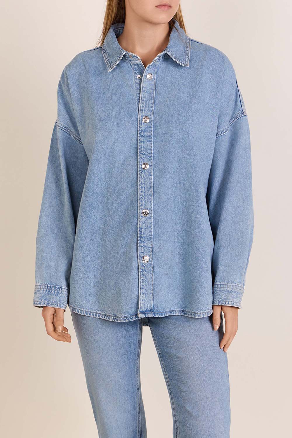 תמונת דוגמן קידמית של חולצת-ז'קט ג'ינס