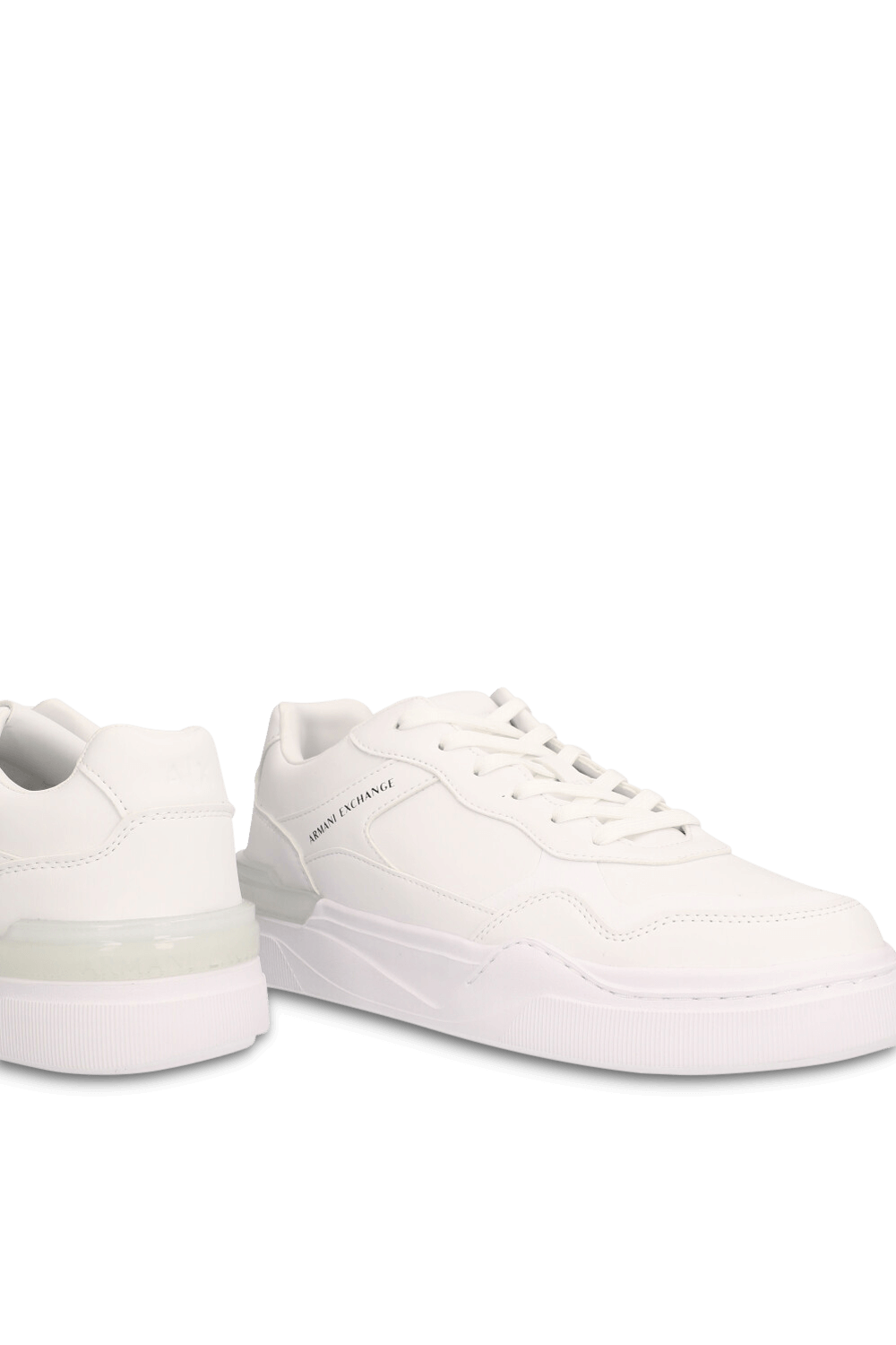 תמונת תקריב של נעלי סניקרס