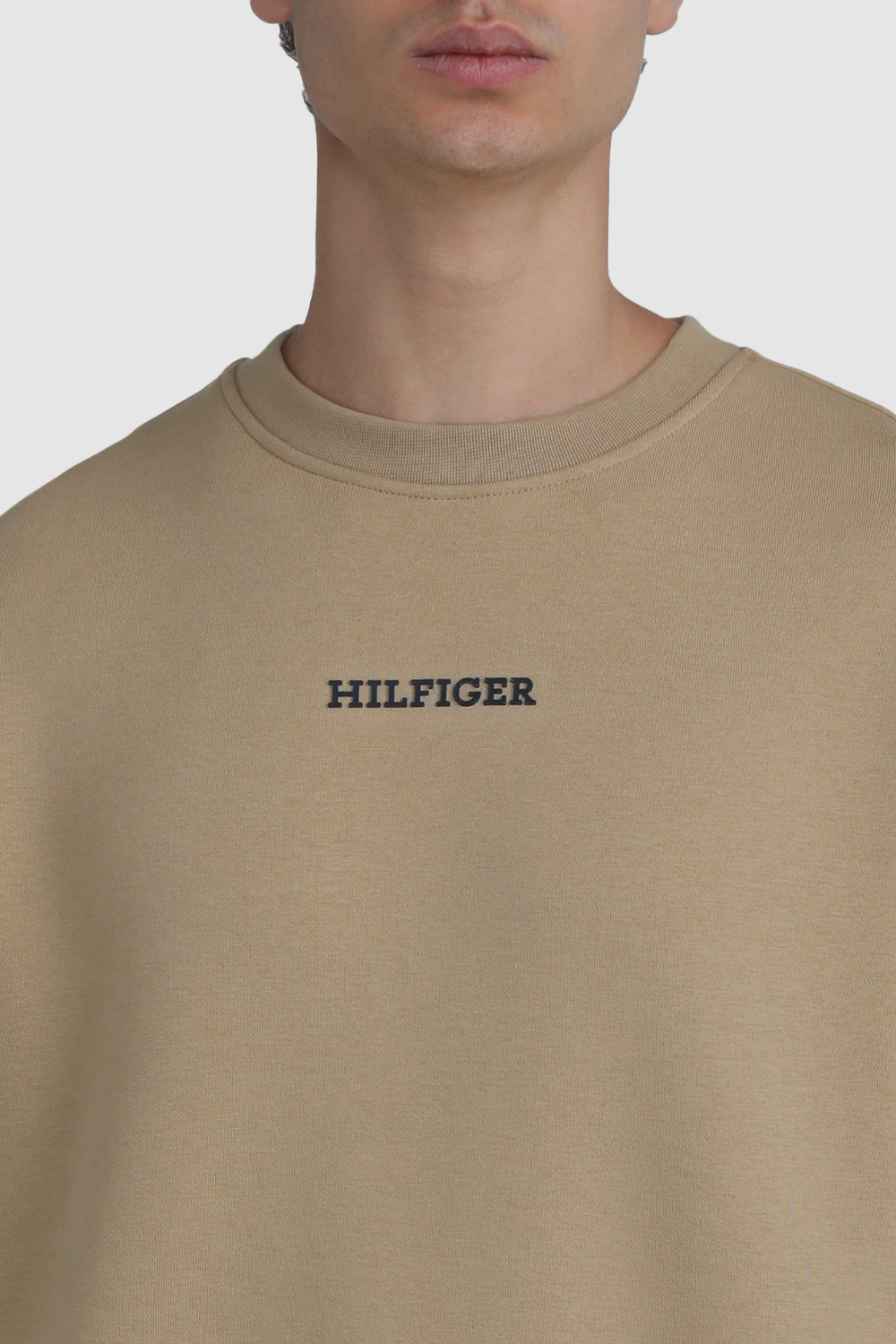 תמונת תקריב דוגמן של סווטשירט עם לוגו