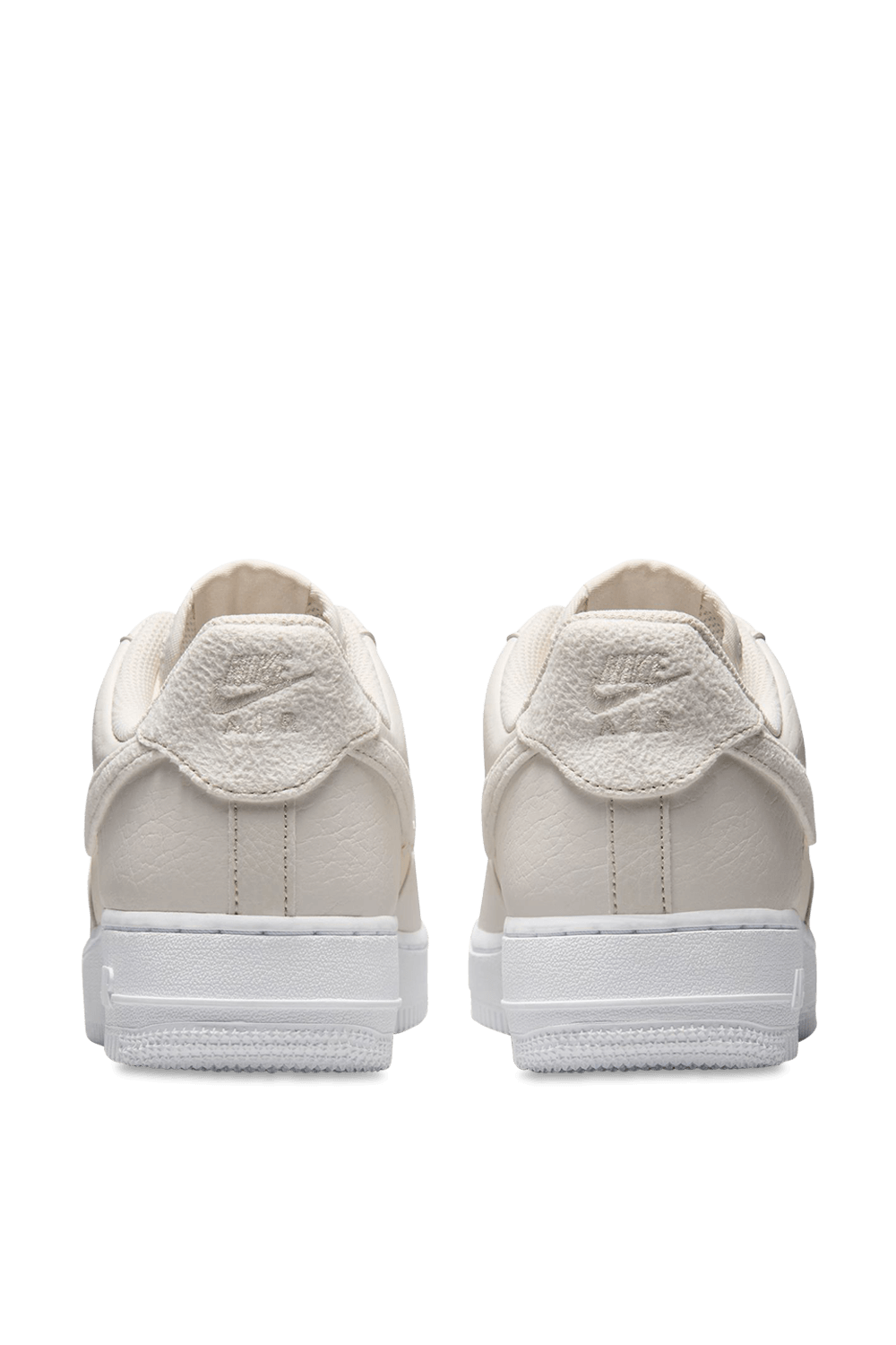 תמונה אחורית של נעלי סניקרס אייר פורס 1 נקסט נייטשר