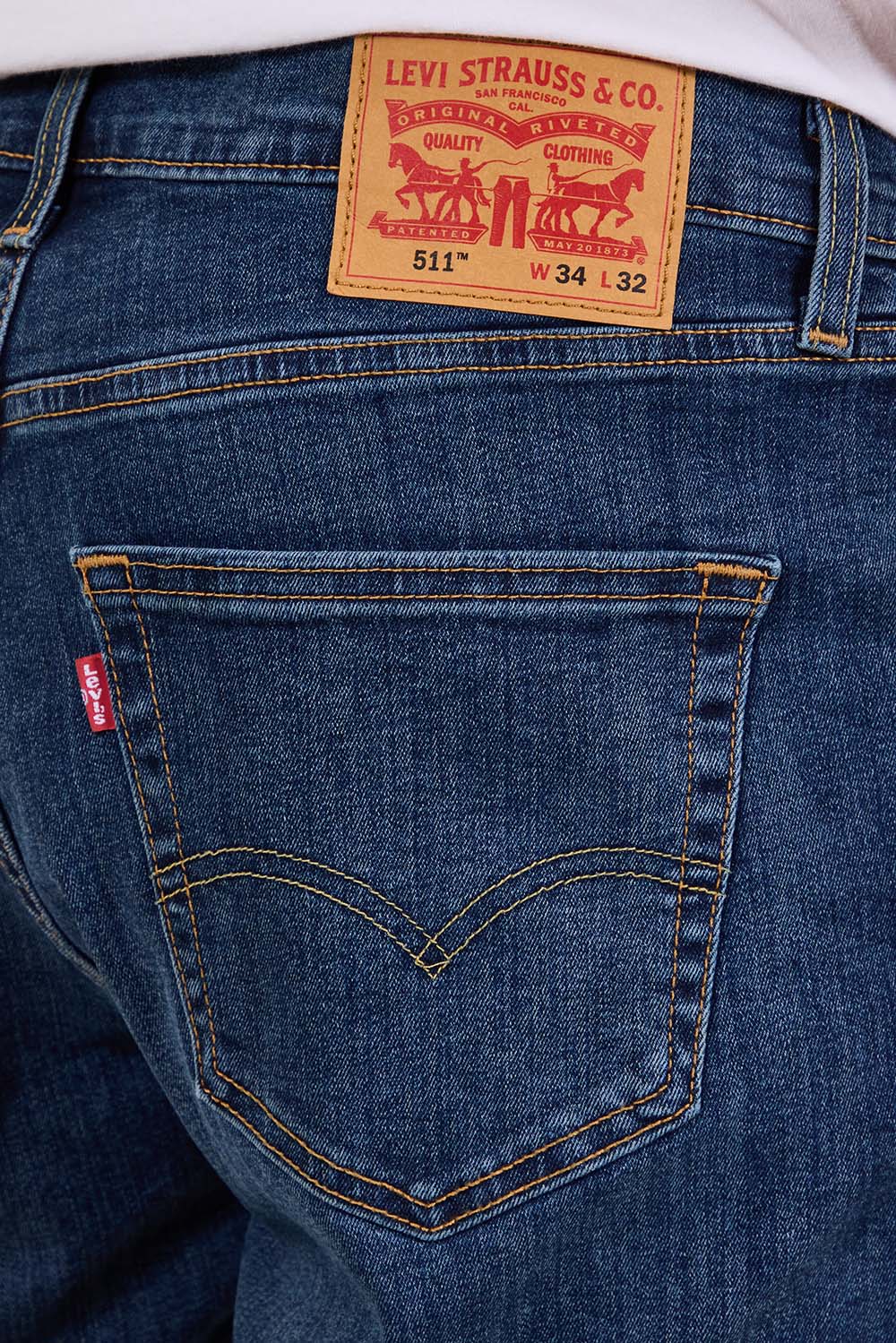 תמונת תקריב דוגמן של מכנסי ג'ינס סלים 511