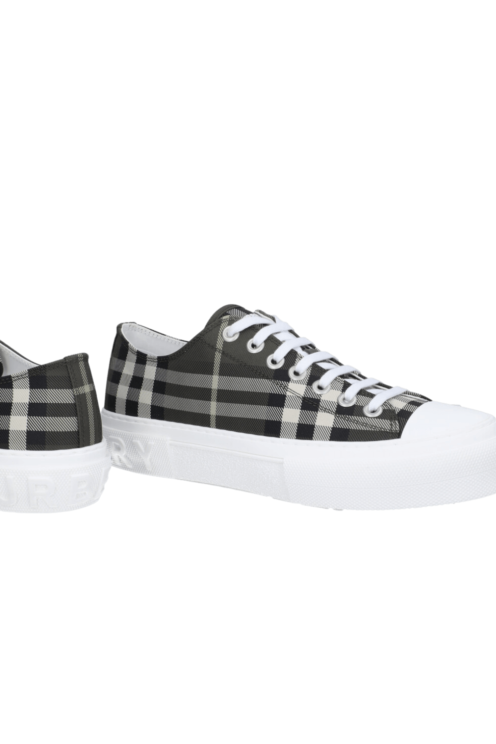 תמונת תקריב של נעלי סניקרס