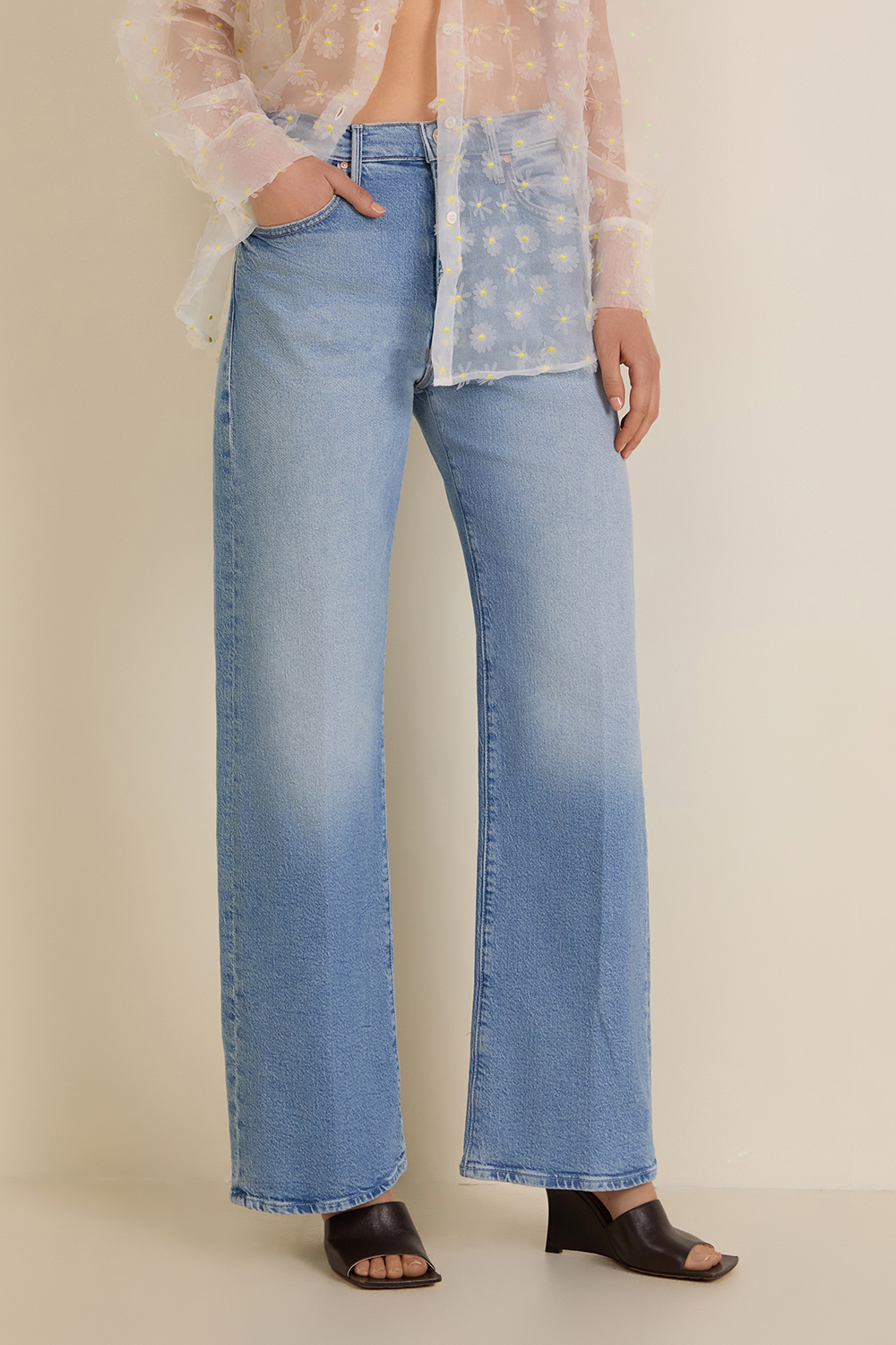 תמונת דוגמן קידמית של מכנסי ג'ינס בגזרה משוחררת