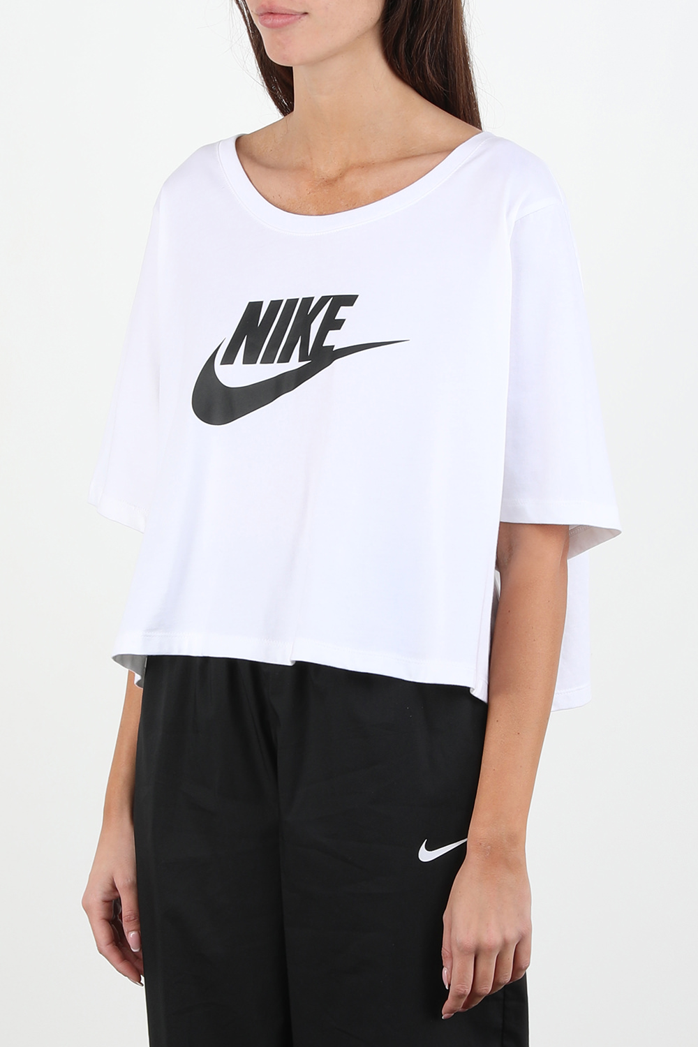 תמונת דוגמן קידמית של חולצת טי קצרה עם לוגו בגוון לבן