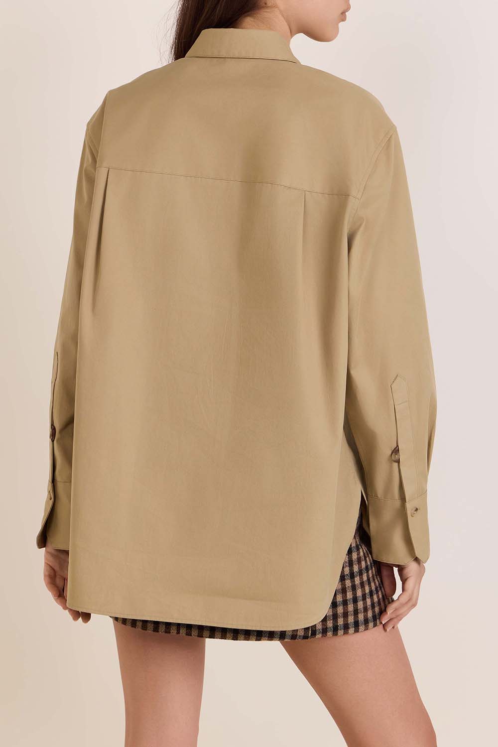 תמונת דוגמן אחורית של חולצה מכופתרת אוברסייז