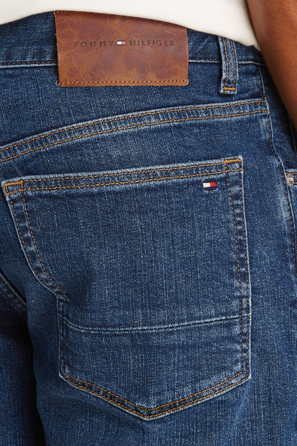 תמונת תקריב דוגמן של מכנסי ג'ינס קצרים סלים פיט