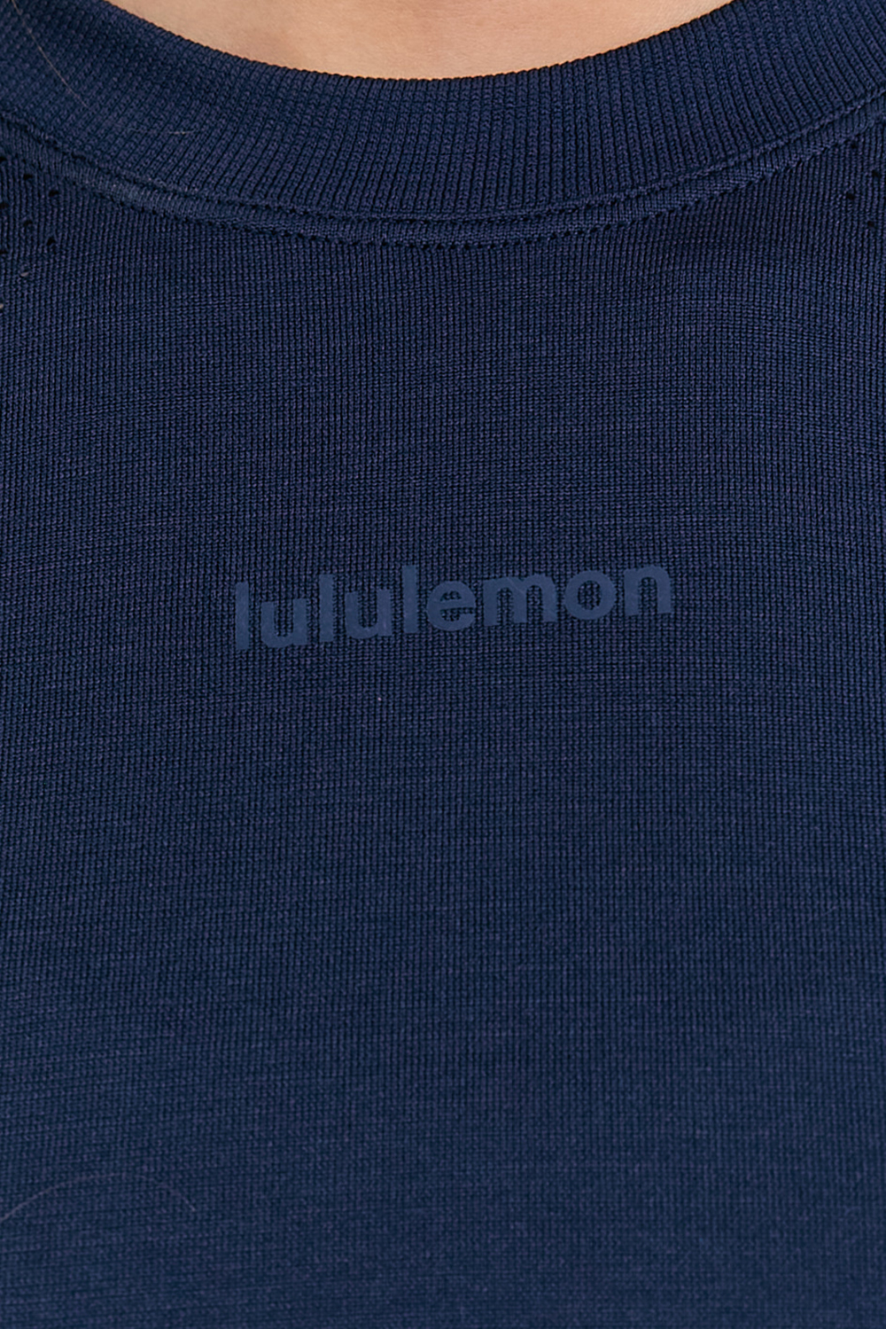 תמונת תקריב דוגמן של Swiftly High-Low Cropped Tank Top