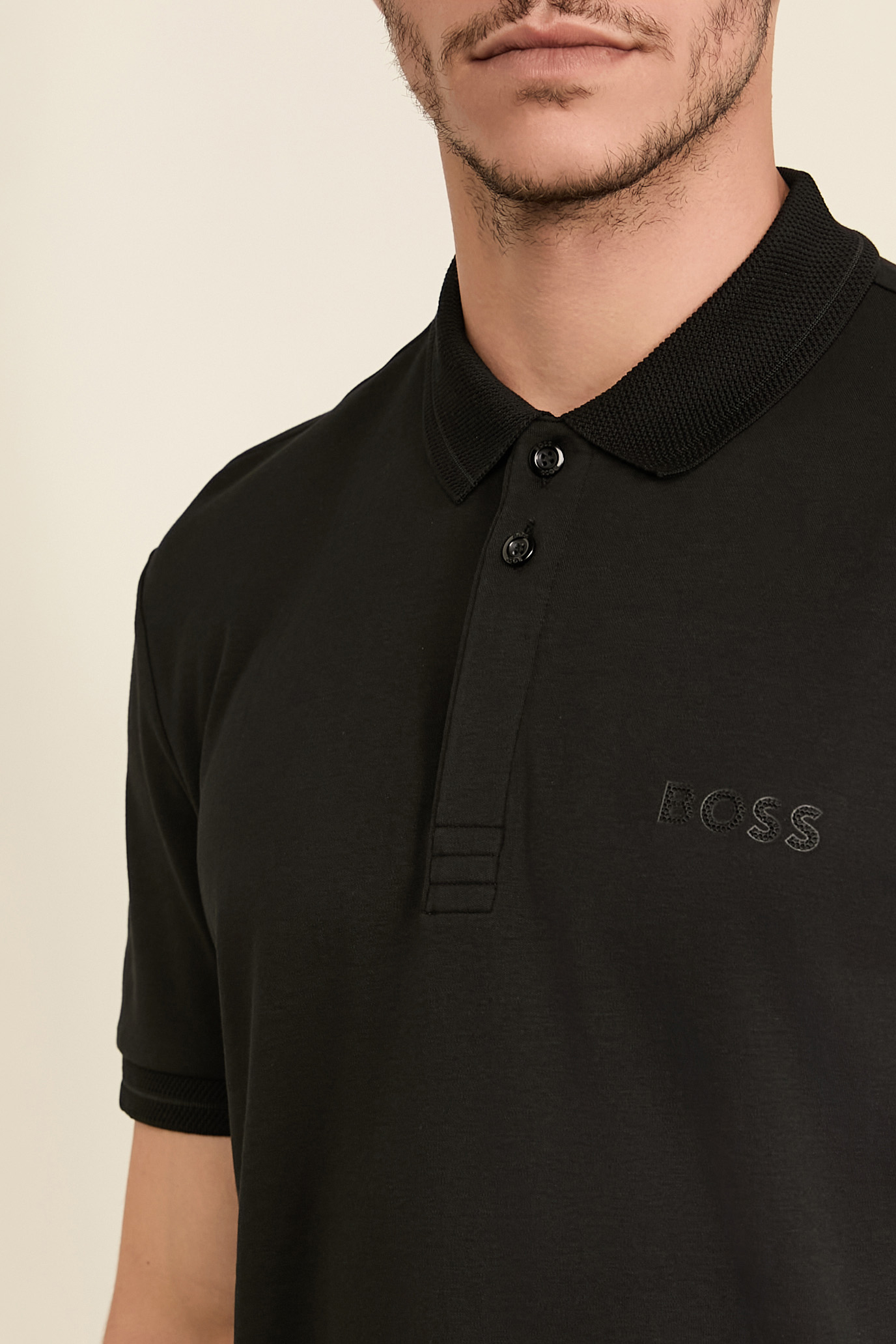 תמונת תקריב דוגמן של חולצת פולו קצרה סלים