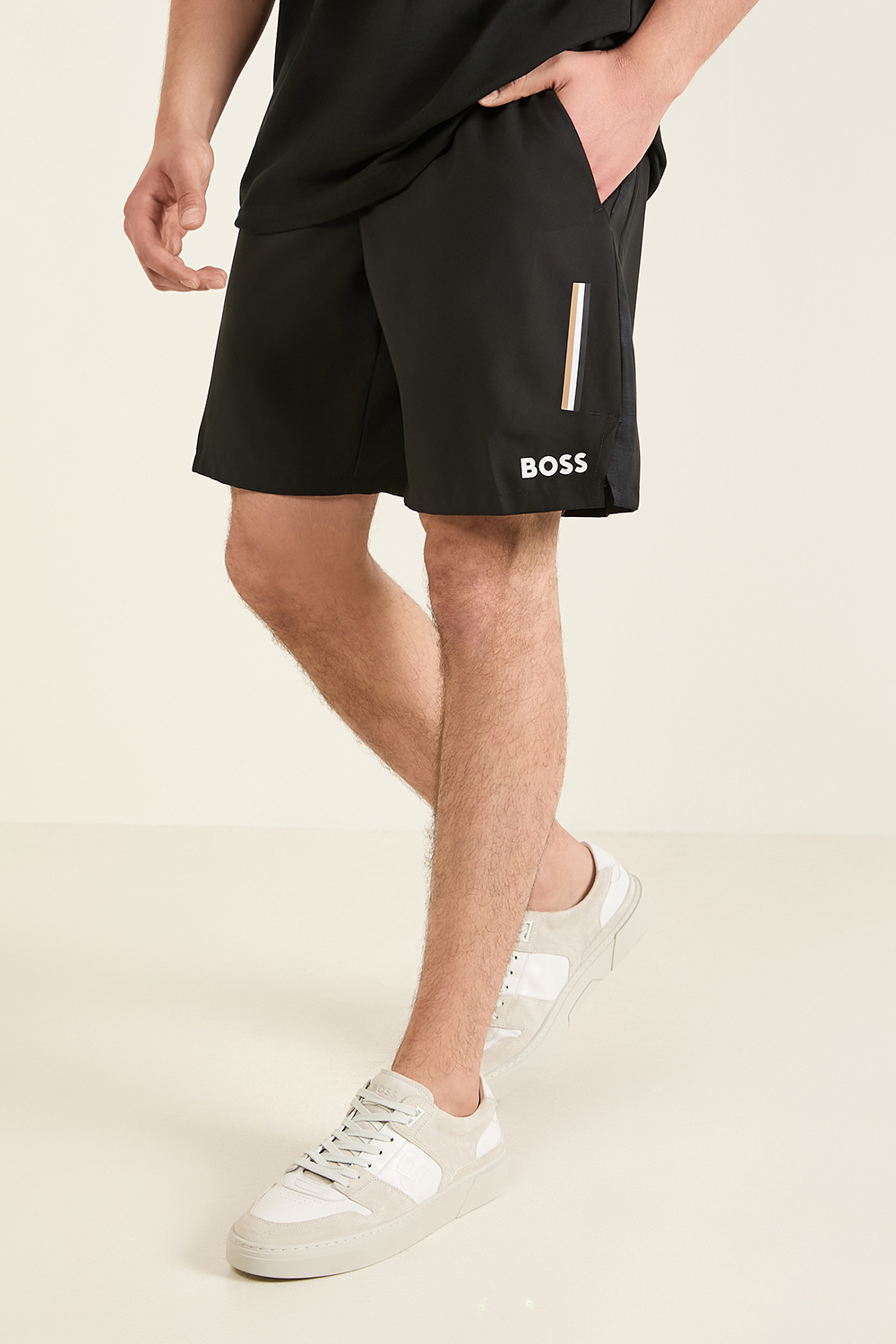 תמונת דוגמן קידמית של בוס X מתאו ברטיני מכנסיים קצרים