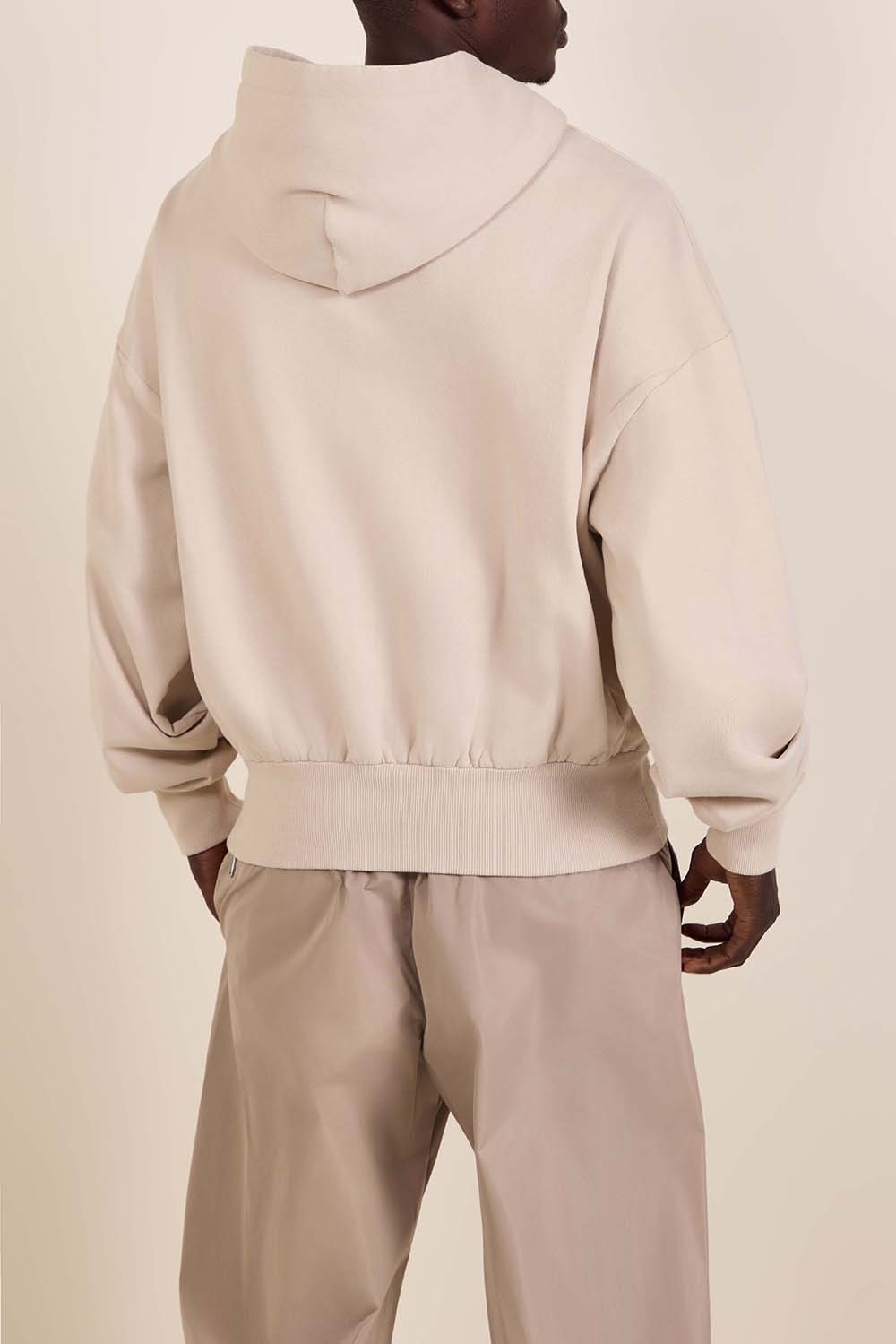 תמונת דוגמן אחורית של סווטשירט קפוצ'ון אוברסייז