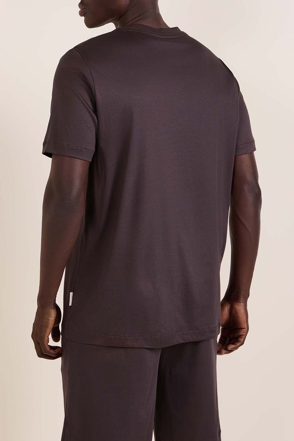 תמונת דוגמן אחורית של חולצת טי