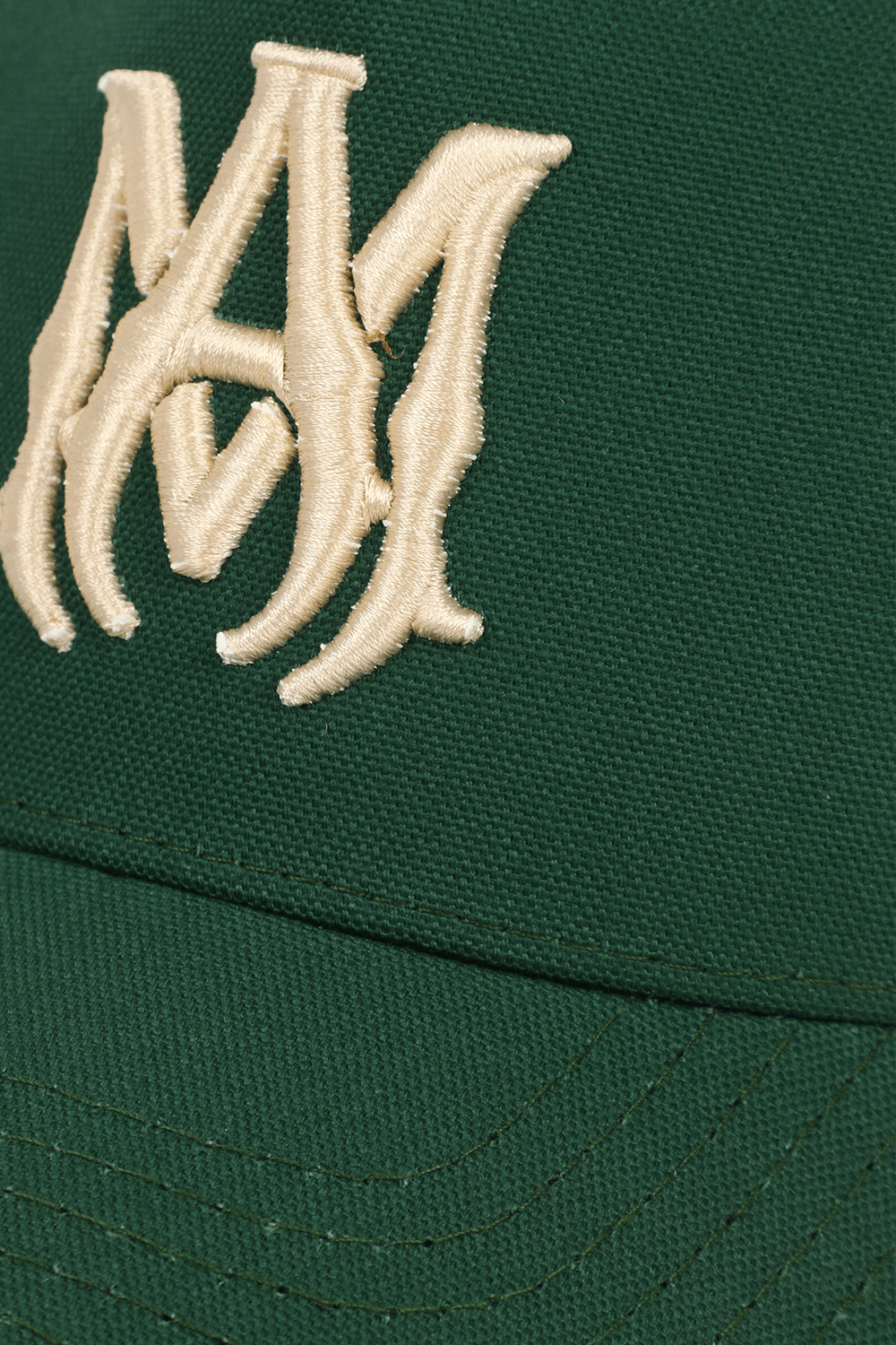 תמונת תקריב של כובע רשת ירוק עם לוגו רקום