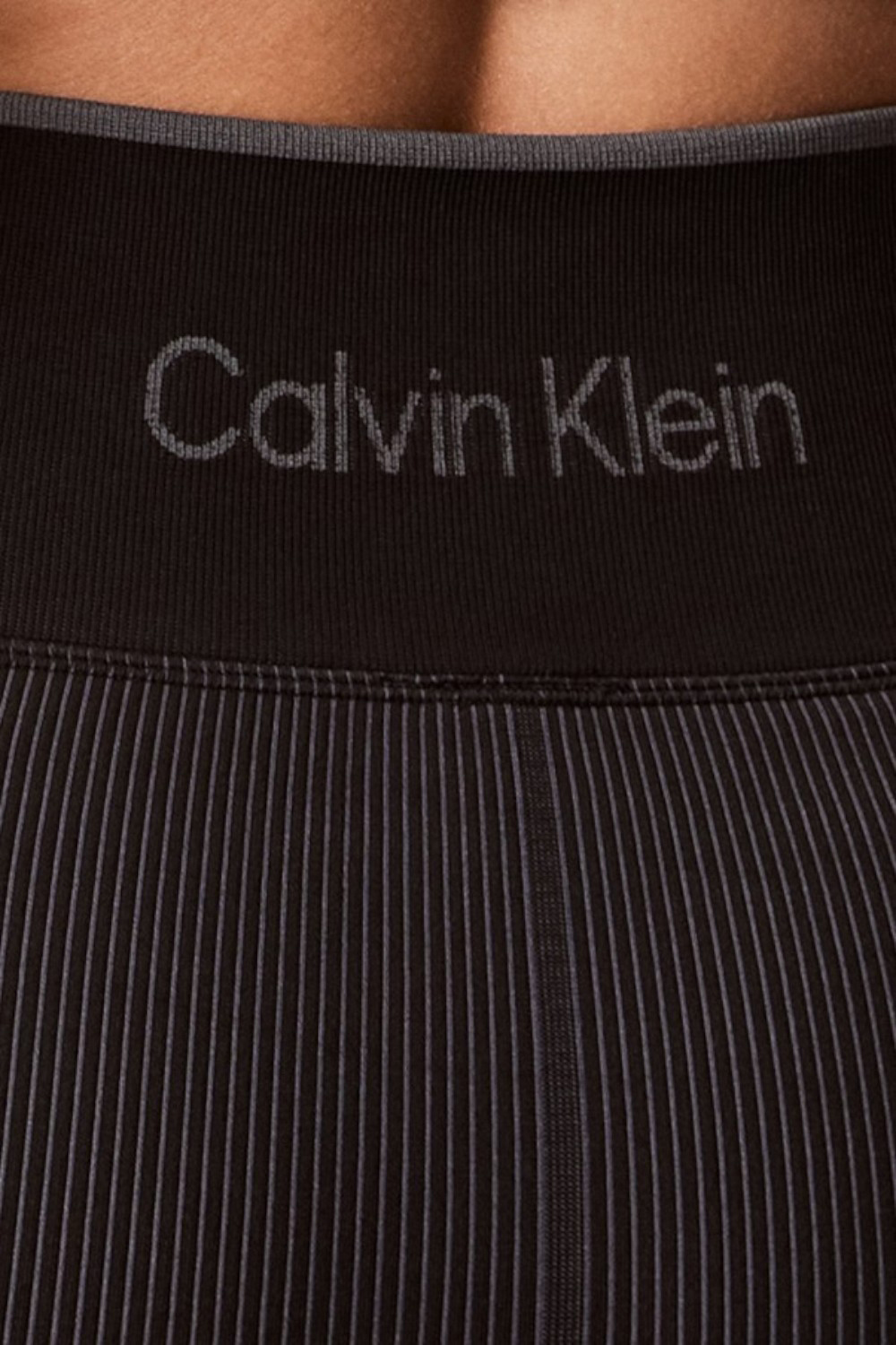 תמונת תקריב דוגמן של מכנסי טייץ קצרים