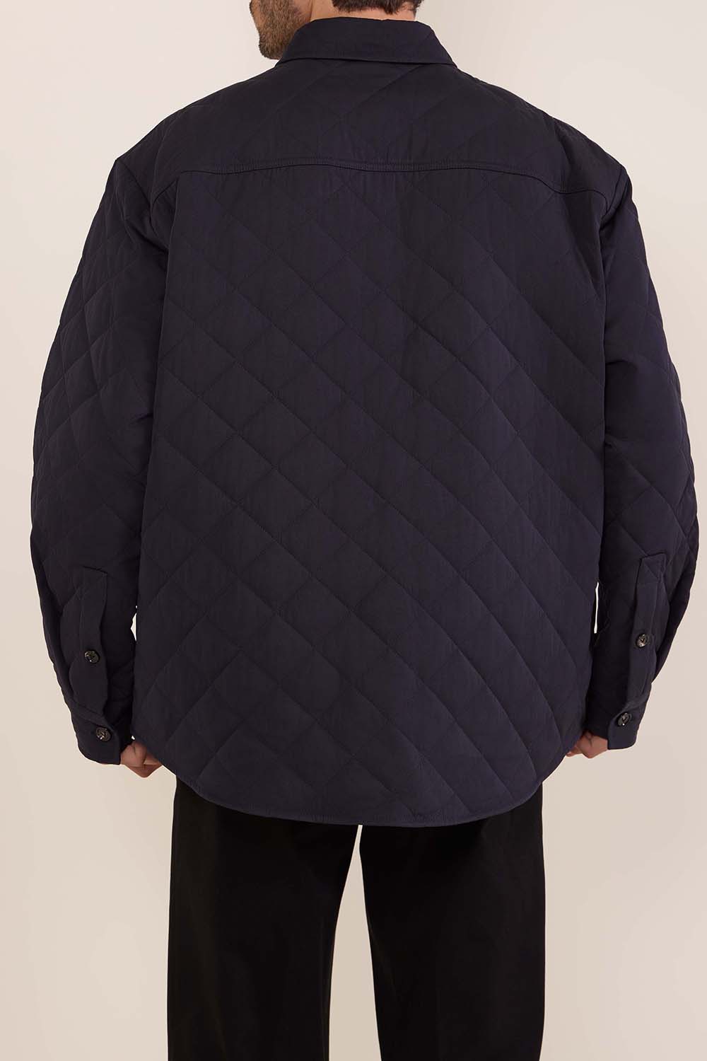 תמונת דוגמן אחורית של ז'קט קווילט