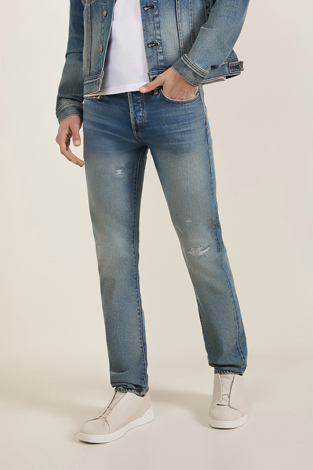 תמונת דוגמן קידמית של מכנסי ג'ינס בגזרה ישרה