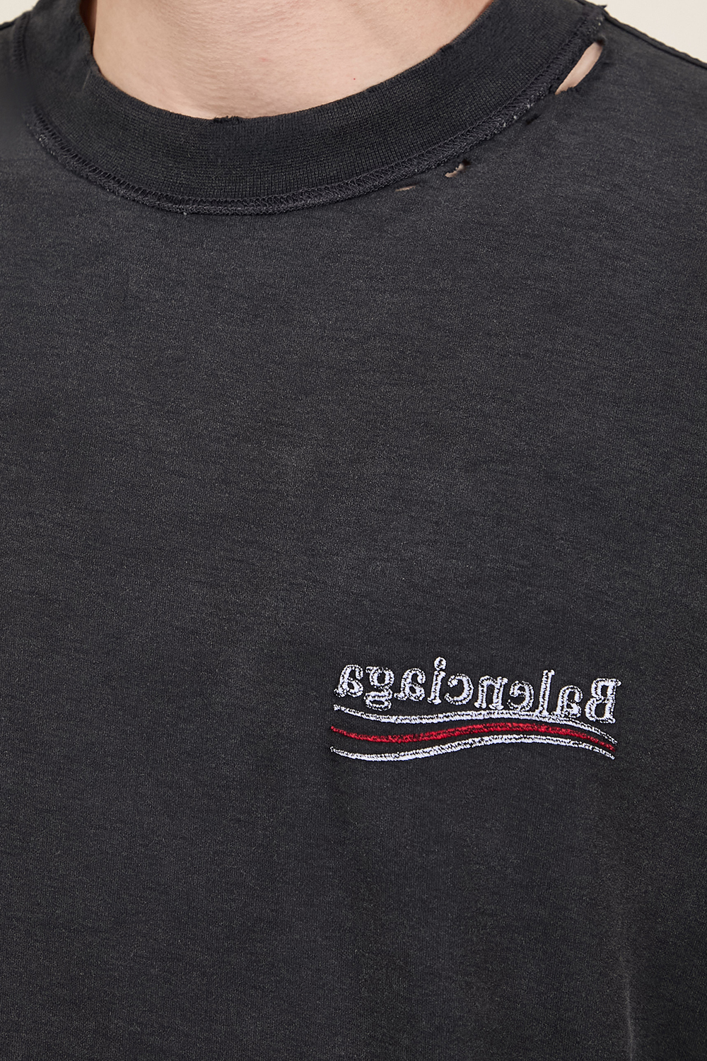 תמונת תקריב דוגמן של חולצת טי במראה משומש