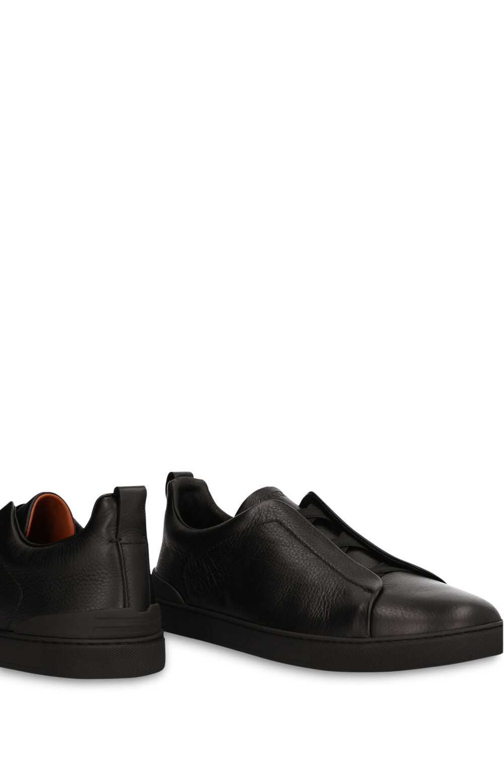 תמונת תקריב של נעלי סניקרס