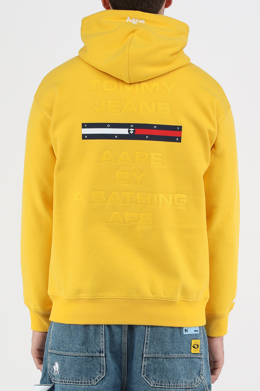 תמונת דוגמן אחורית של טומיXאייפ מעיל פאפר דו צדדי בגווני כחול, אדום וצהוב