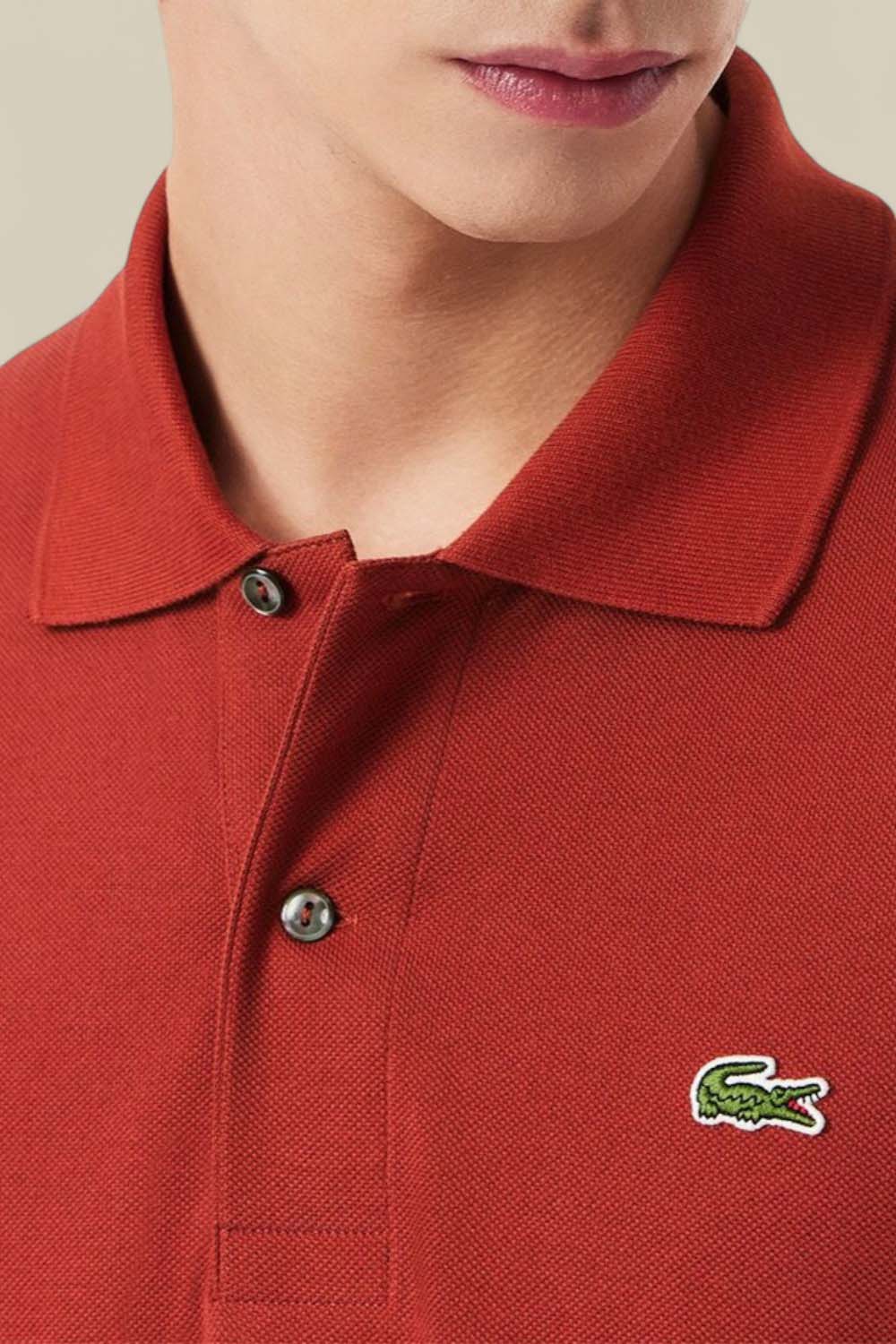 תמונת תקריב דוגמן של חולצת פולו L.12.12 סלים פיט