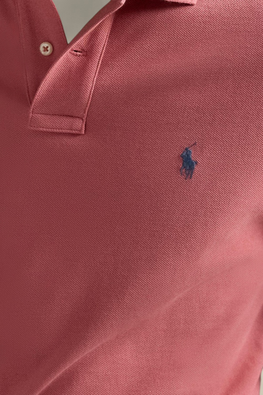 תמונת תקריב דוגמן של חולצת פולו