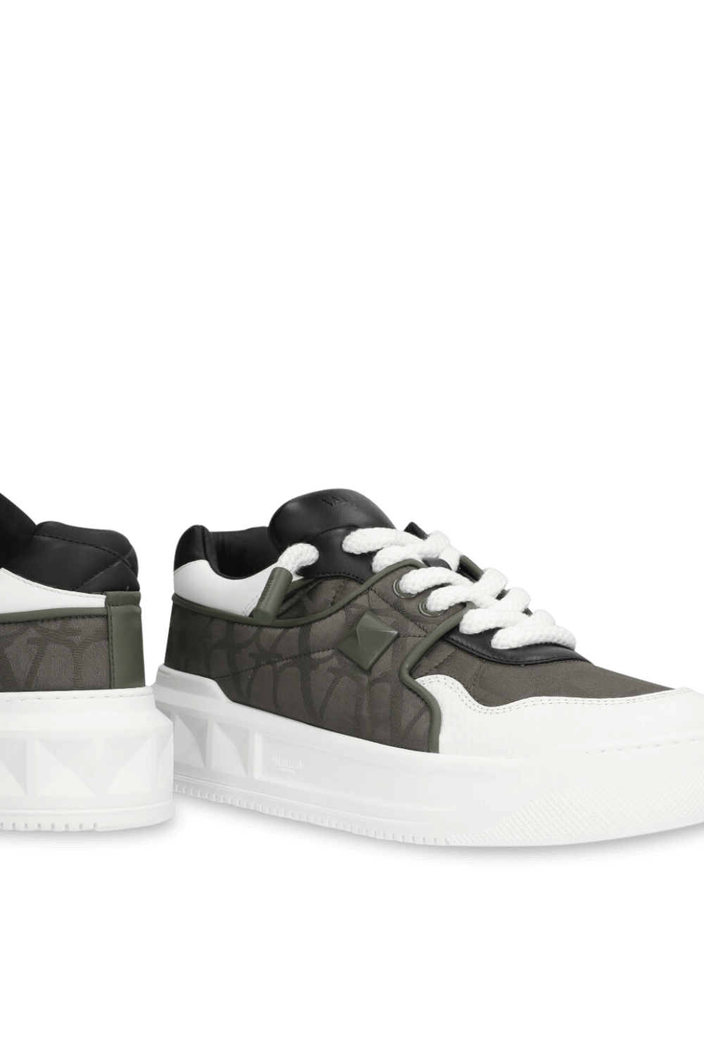 תמונת תקריב של נעלי סניקרס