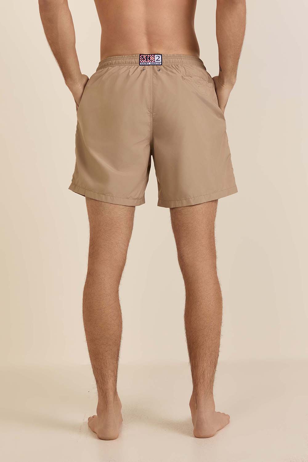 תמונת דוגמן אחורית של מכנסי בגד ים