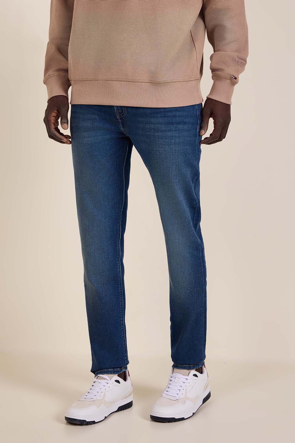 תמונת דוגמן קידמית של מכנסי ג'ינס סלים