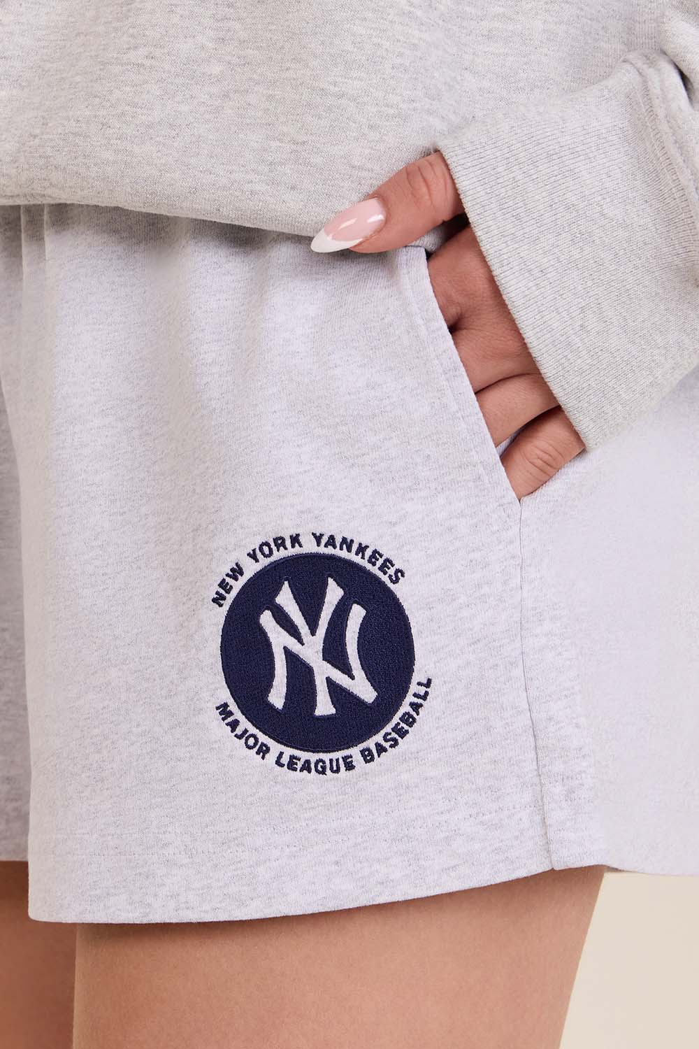 תמונת תקריב דוגמן של מכנסיים קצרים ינקיס