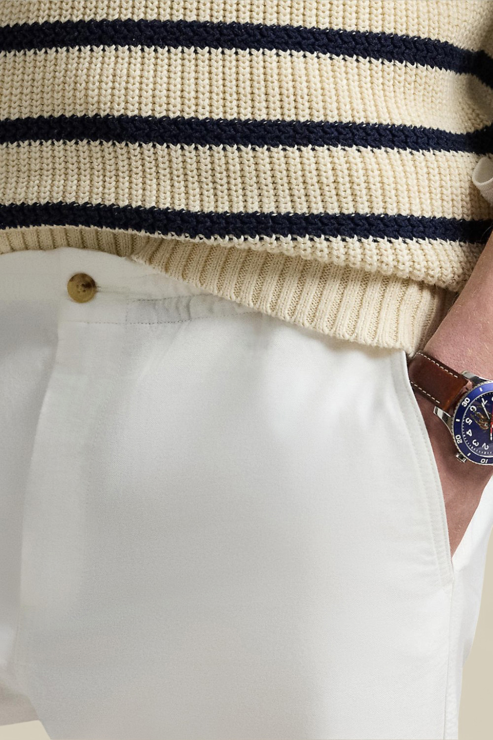 תמונת תקריב דוגמן של מכנסיים צ'ינו