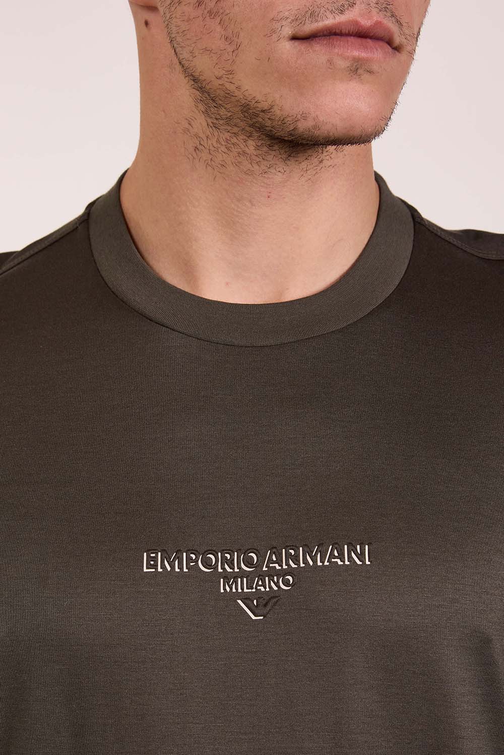 תמונת תקריב דוגמן של חולצת טי