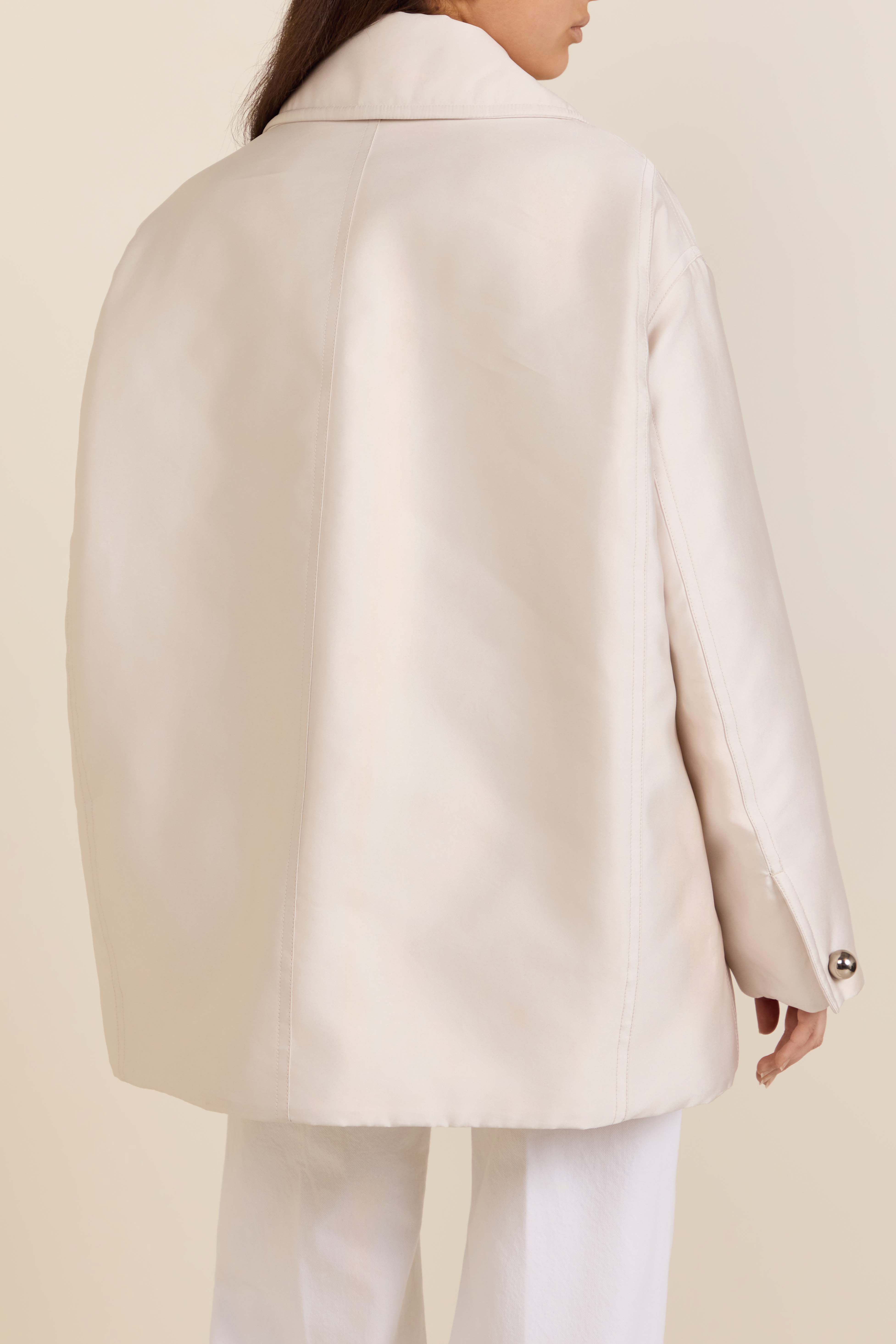 תמונת דוגמן אחורית של מעיל בריפוד קל