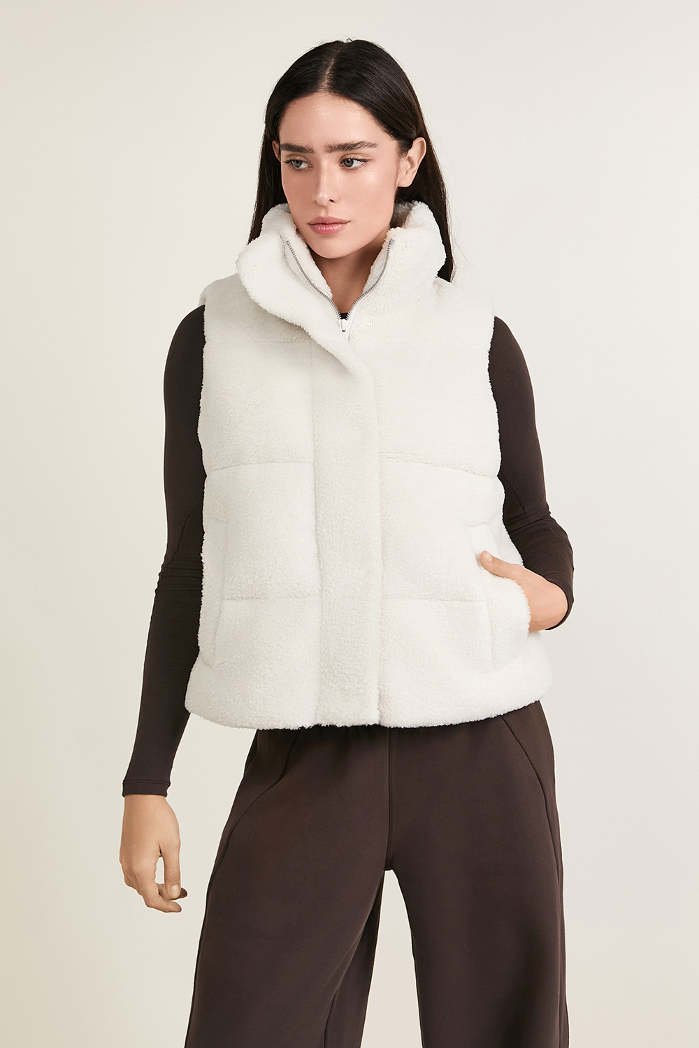 תמונת דוגמן קידמית של Wunder Puff Cropped Vest Textured Fleece