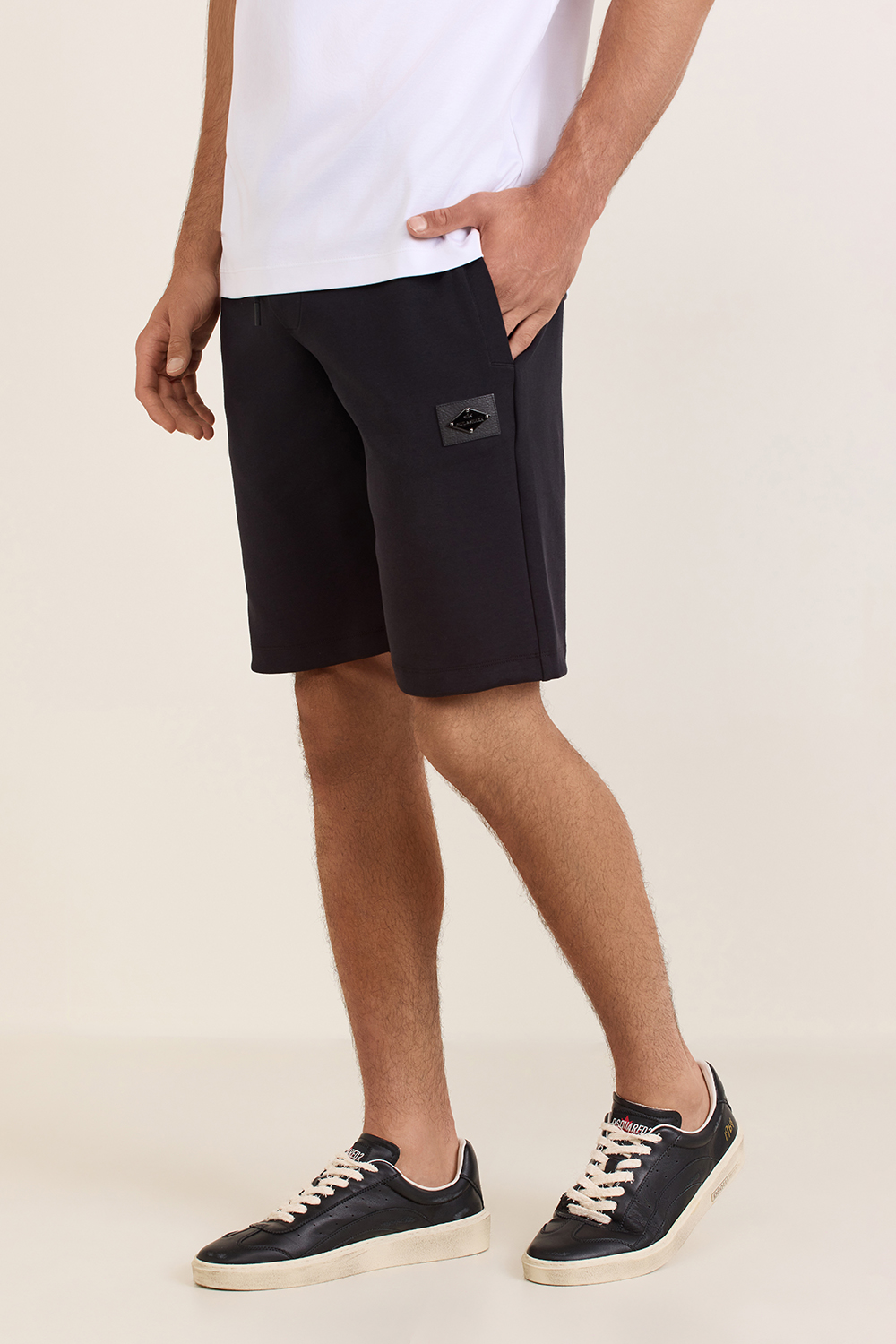 תמונת דוגמן קידמית של מכנסי ברמודה