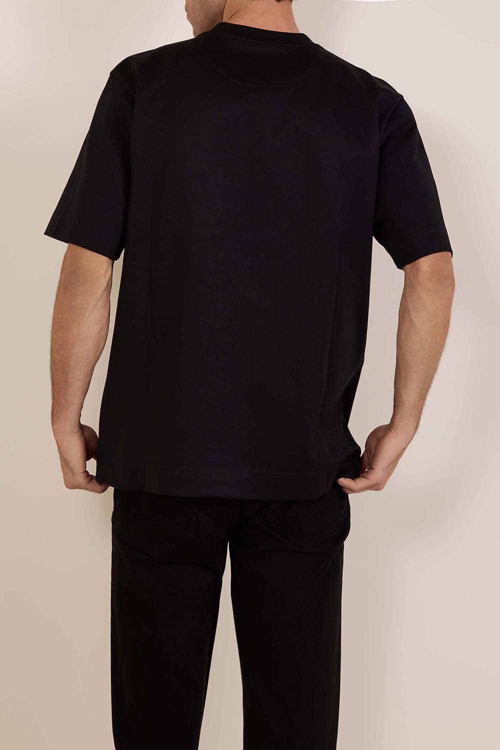 תמונת דוגמן אחורית של חולצת טי