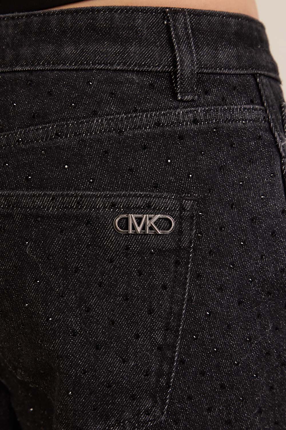 תמונת תקריב דוגמן של מכנסי ג'ינס בגזרה ישרה