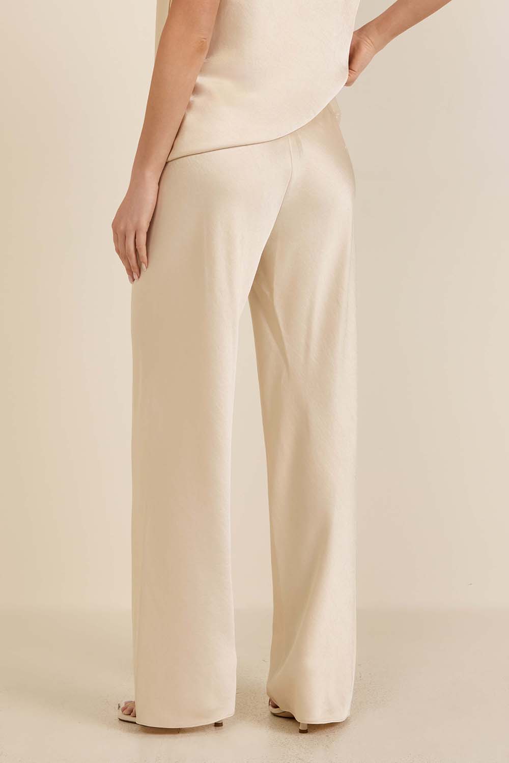 תמונת דוגמן אחורית של מכנסי סאטן בגזרה גבוהה