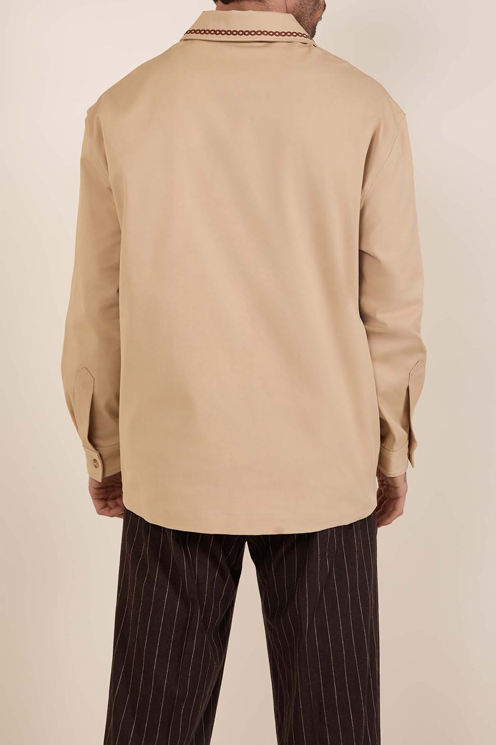 תמונת תקריב דוגמן של חולצה מכופתרת