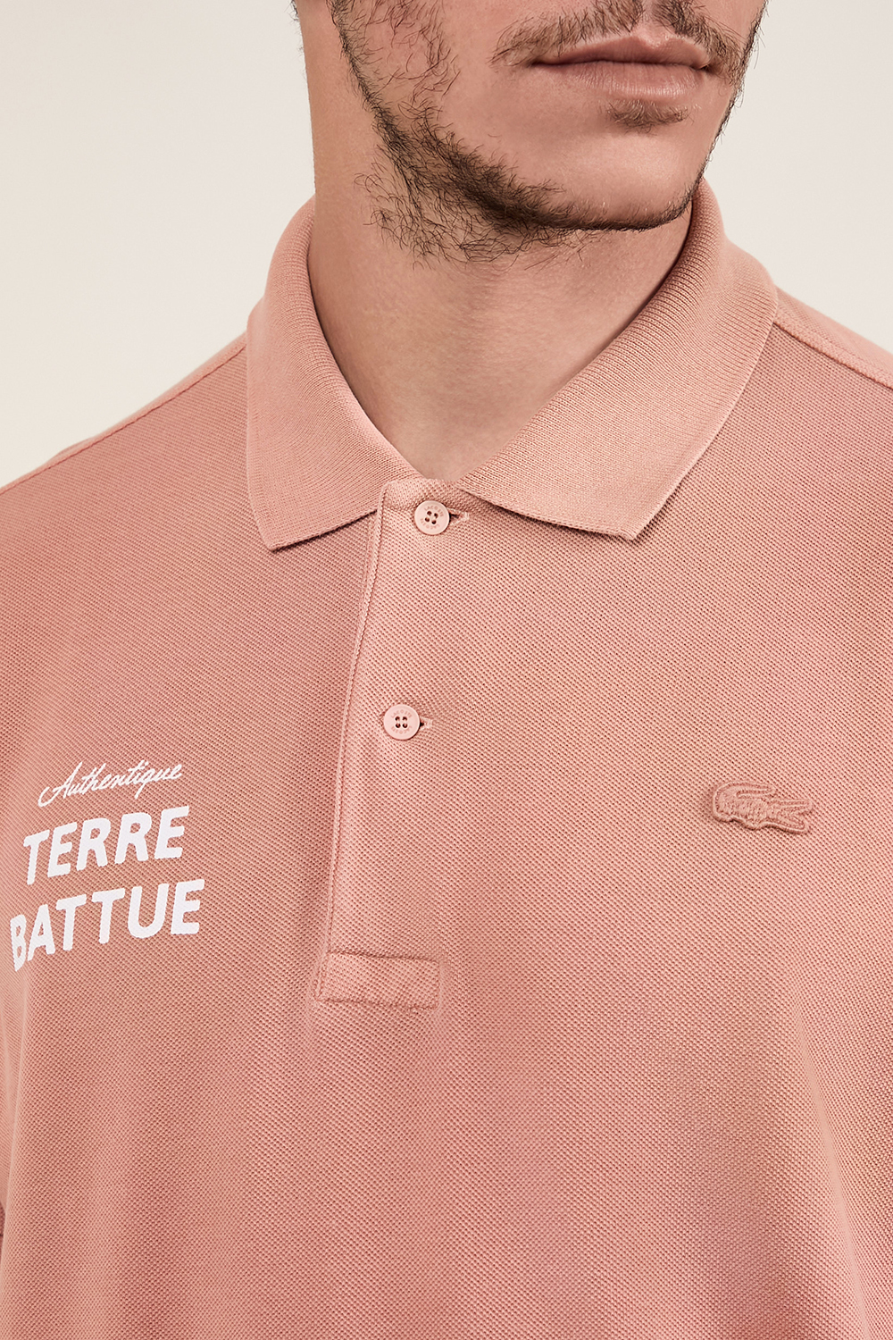 תמונת תקריב דוגמן של חולצת פולו רולאן גארוס