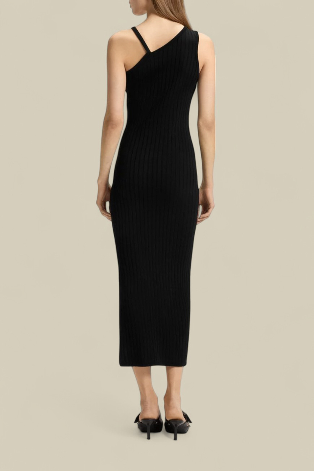 תמונת דוגמן אחורית של שמלת אוף-שולדר