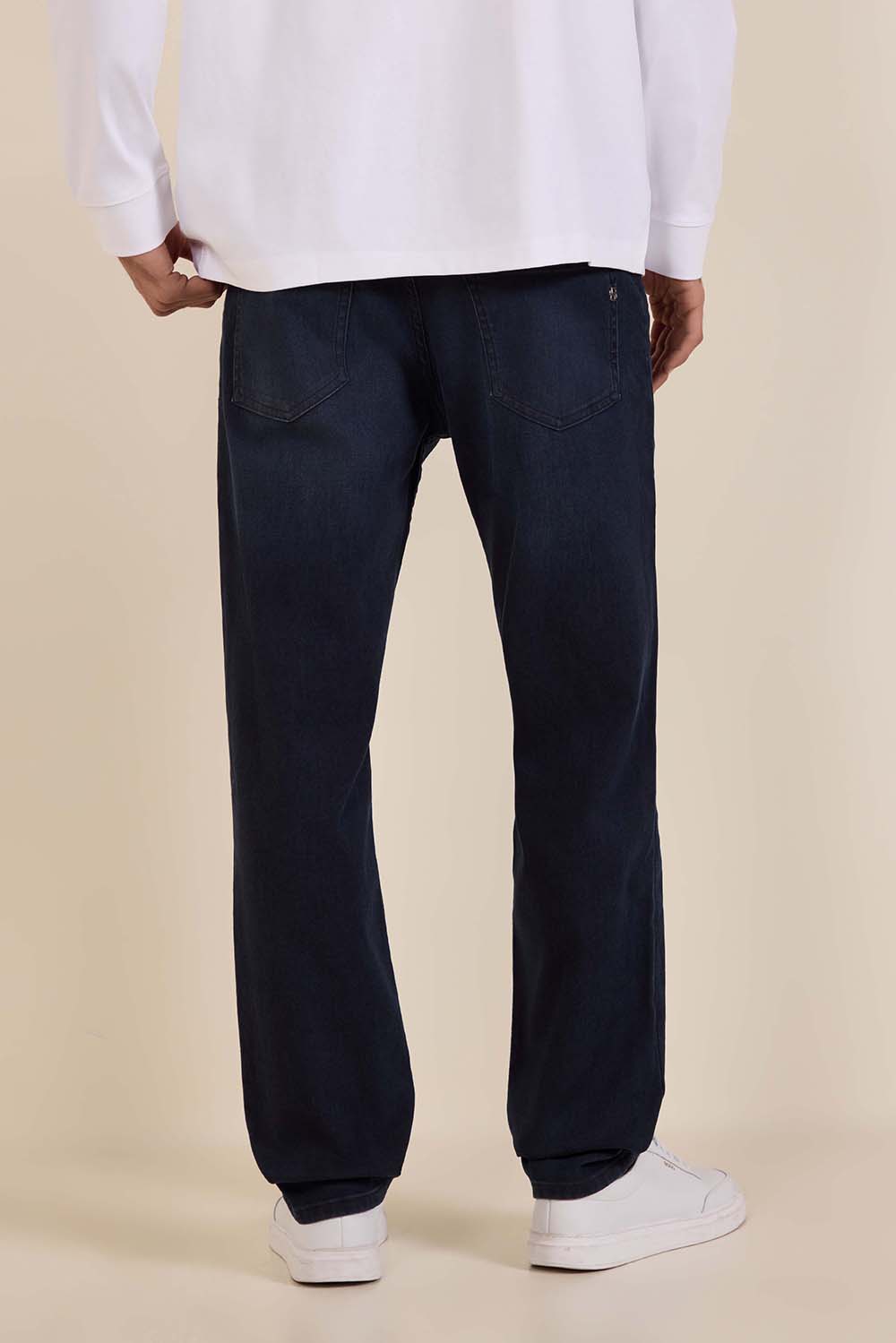 תמונת דוגמן אחורית של מכנסי ג'ינס בגזרה ישרה