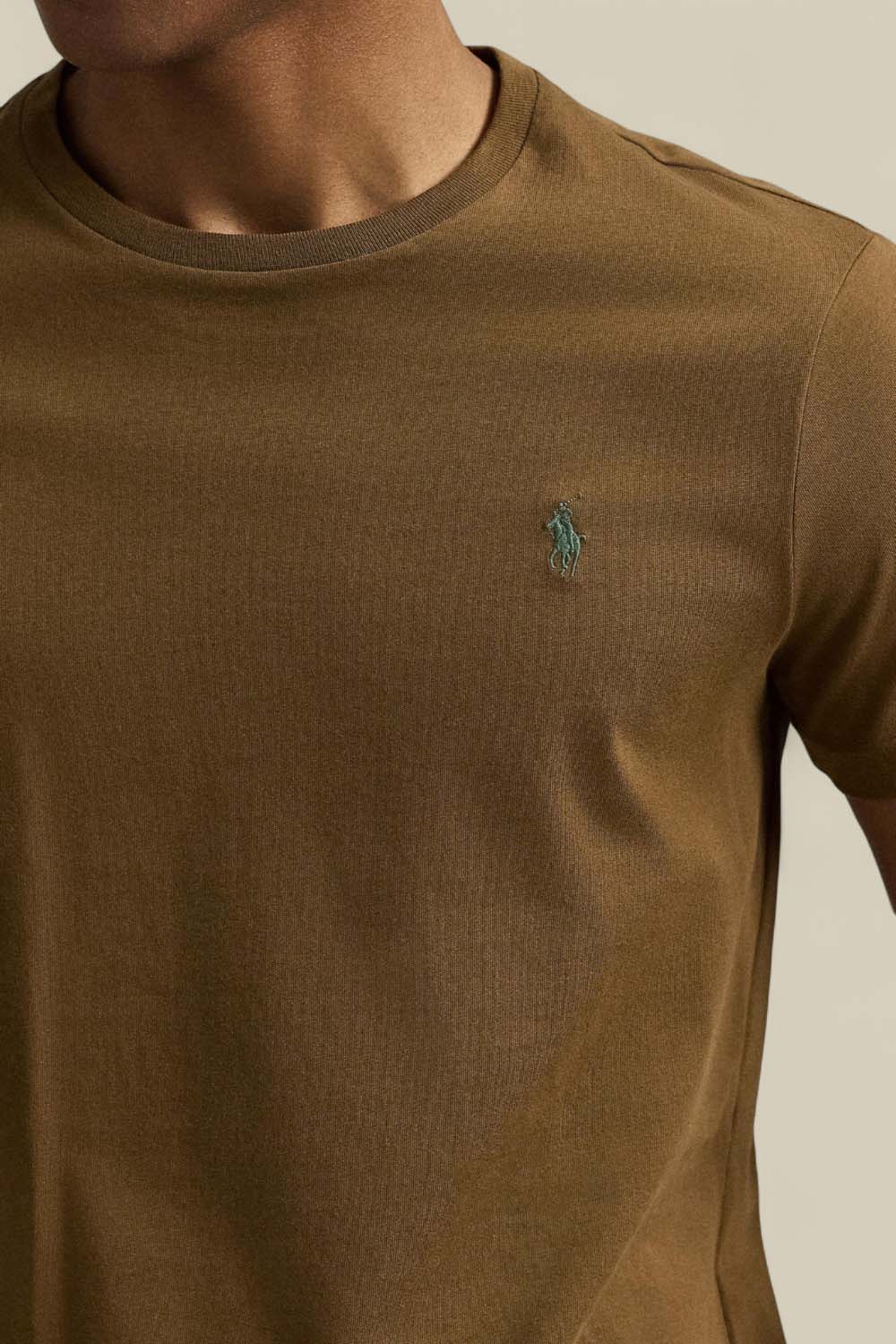 תמונת תקריב דוגמן של חולצת טי סלים פיט