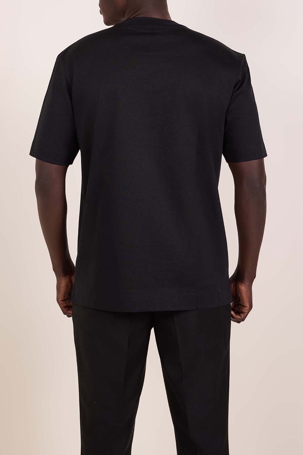 תמונת דוגמן אחורית של חולצת טי