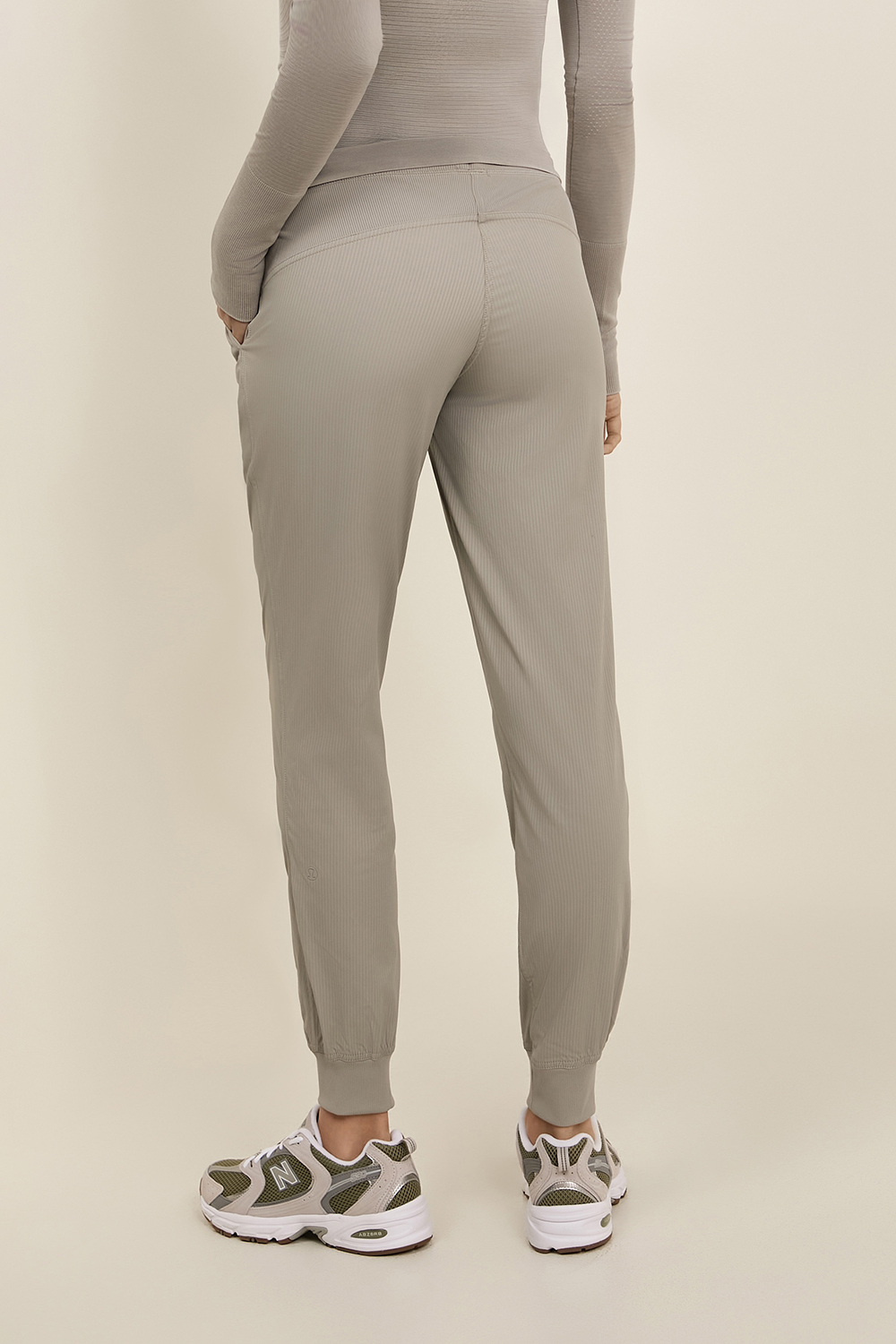 תמונת דוגמן אחורית של Dance Studio Mid-Rise Jogger